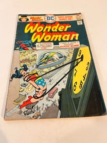 Vintage Comic Book Wonder Woman # 220