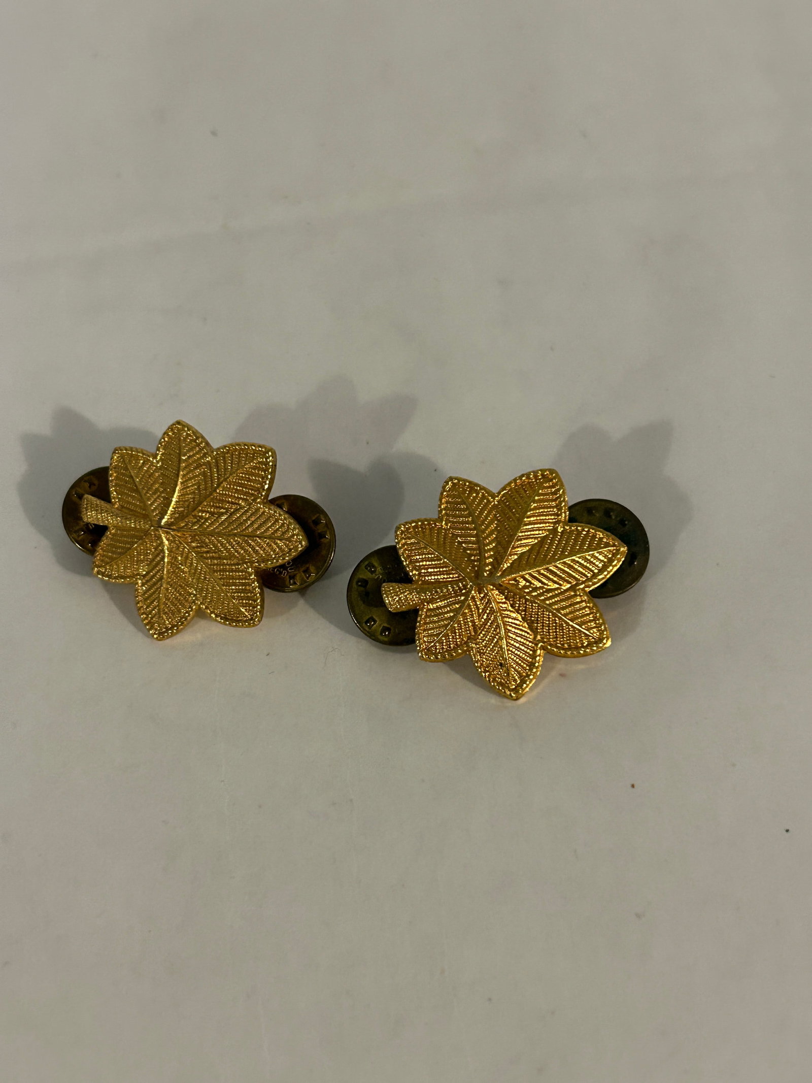 pair of Vintage USN Navy Lieutenant Commander Gold Oak Leaf Leaves Military Insignia Pin: pair of Vintage USN Navy Lieutenant Commander Gold Oak Leaf Leaves Military Insignia Pin Please view all photos as they are part of the description and condition of this Item, Feel free to contact me 