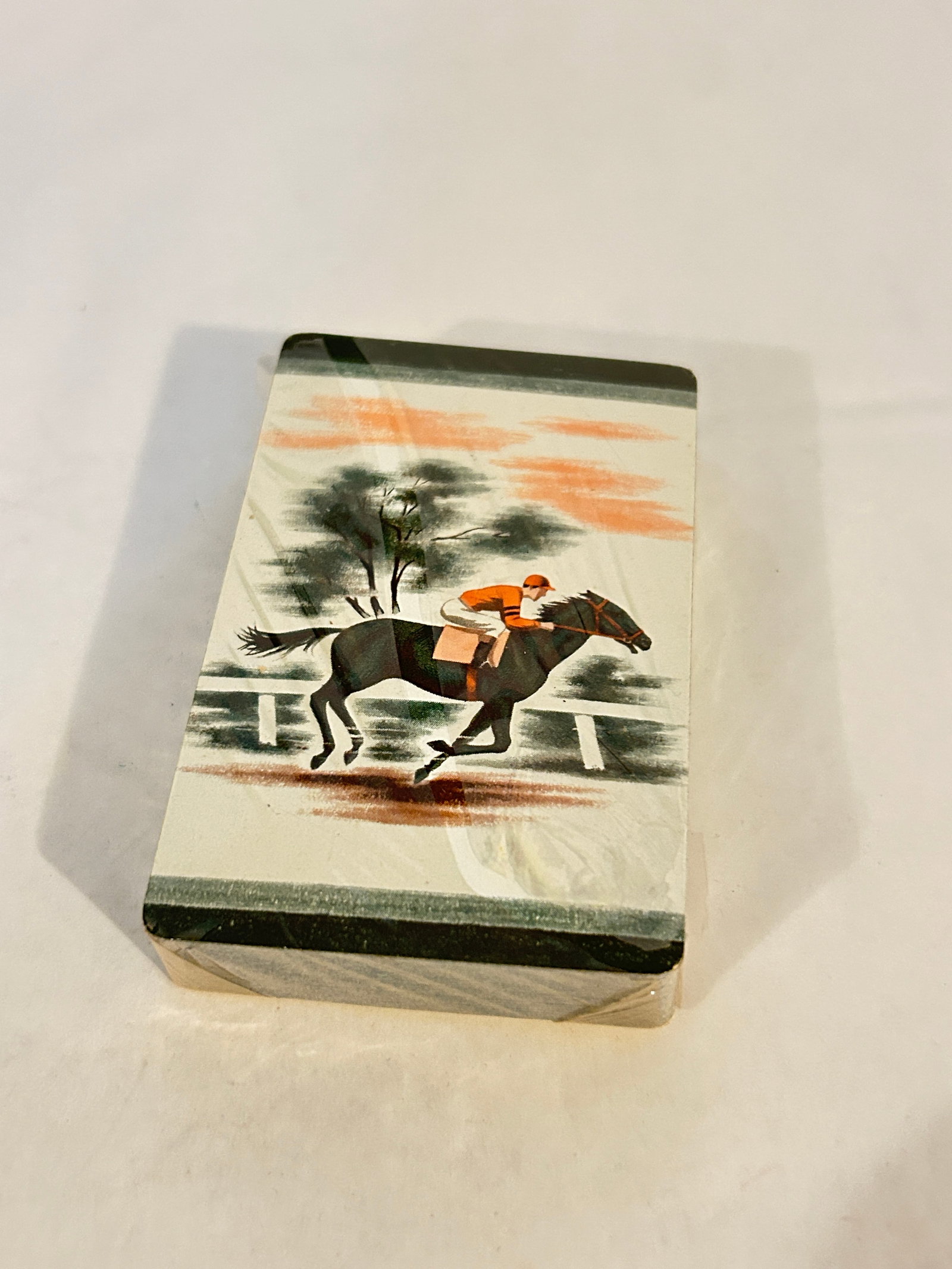 Vintage horse playing cards: Vintage horse playing cards Please view all photos as they are part of the description and condition of this Item, Feel free to contact me with questions or picture requests! Used Item AS IS