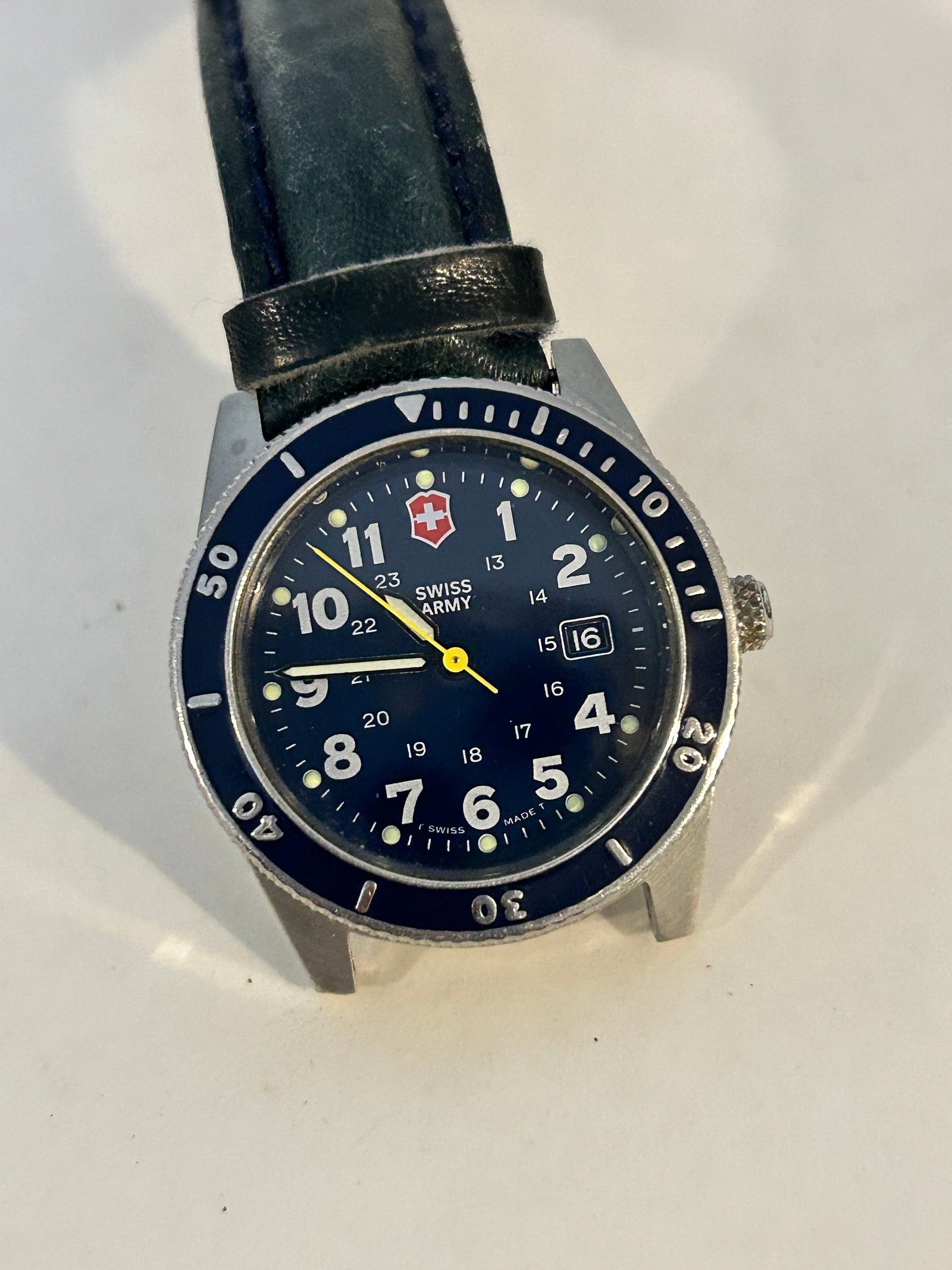 Vintage Swiss Army working watch needs a pin for the band: Vintage Swiss Army working watch needs a pin for the band Please view all photos as they are part of the description and condition of this Item, Feel free to contact me with questions or picture reque