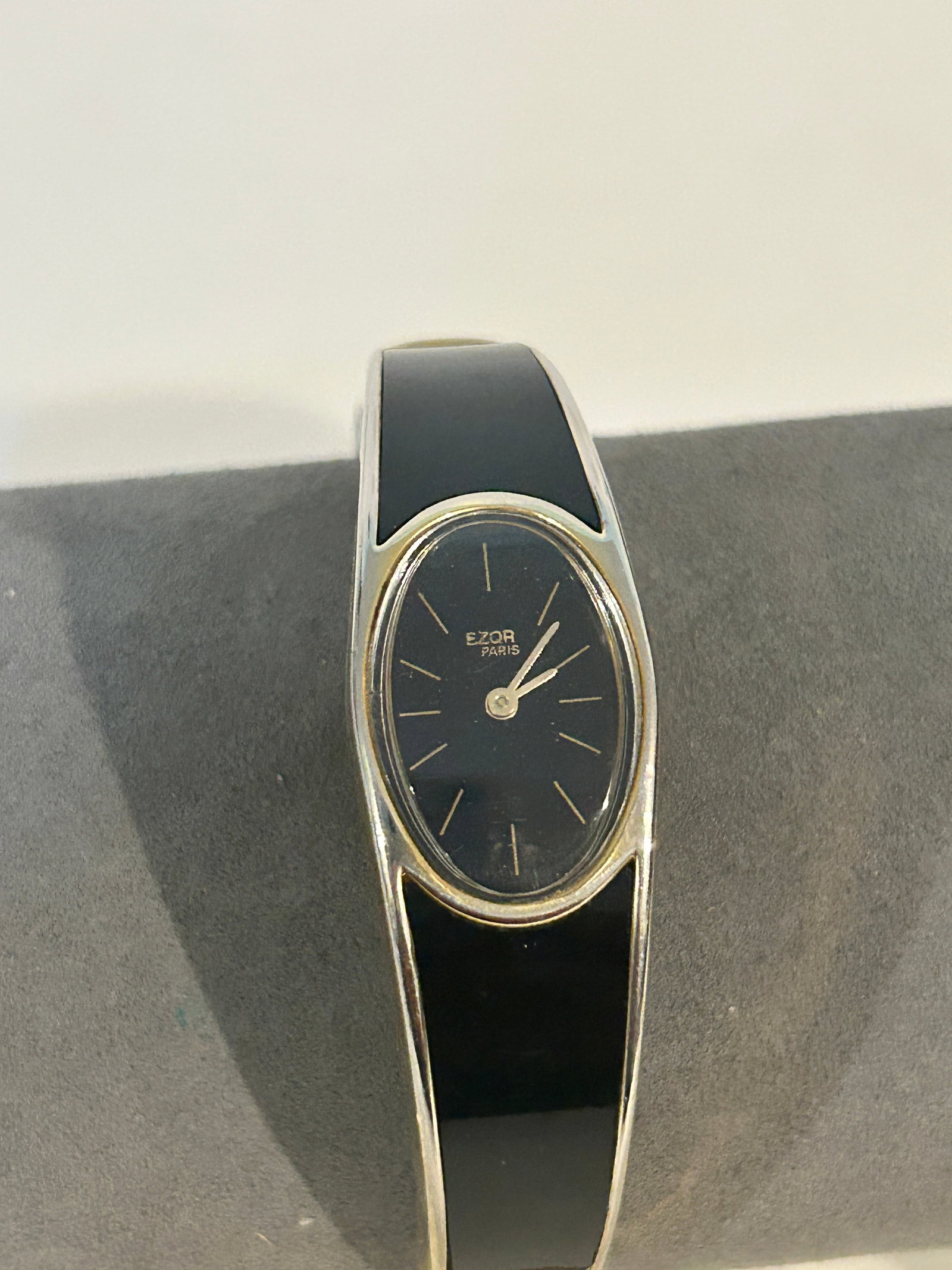 Vintage EZOR France Women's Bangle Bracelet Watch: Vintage EZOR France Women's Bangle Bracelet Watch Please view all photos as they are part of the description and condition of this Item, Feel free to contact me with questions or picture requests! Use