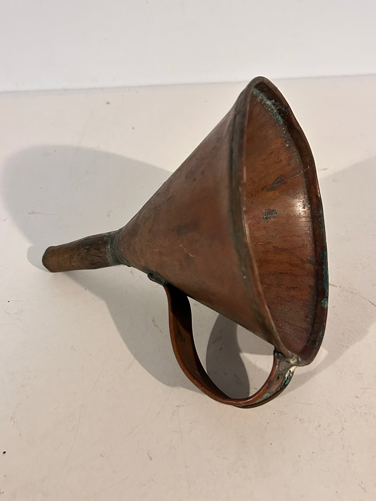 Vintage Heavy Copper funnel: Vintage Heavy Copper funnel Please view all photos as they are part of the description and condition of this Item, Feel free to contact me with questions or picture requests! Used Item AS IS