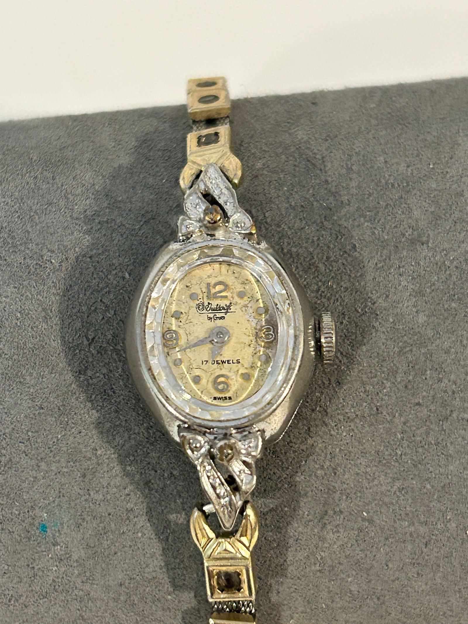 Vintage gruen mech working Watch needs cleaning: Vintage gruen mech working Watch needs cleaning Please view all photos as they are part of the description and condition of this Item, Feel free to contact me with questions or picture requests! Used