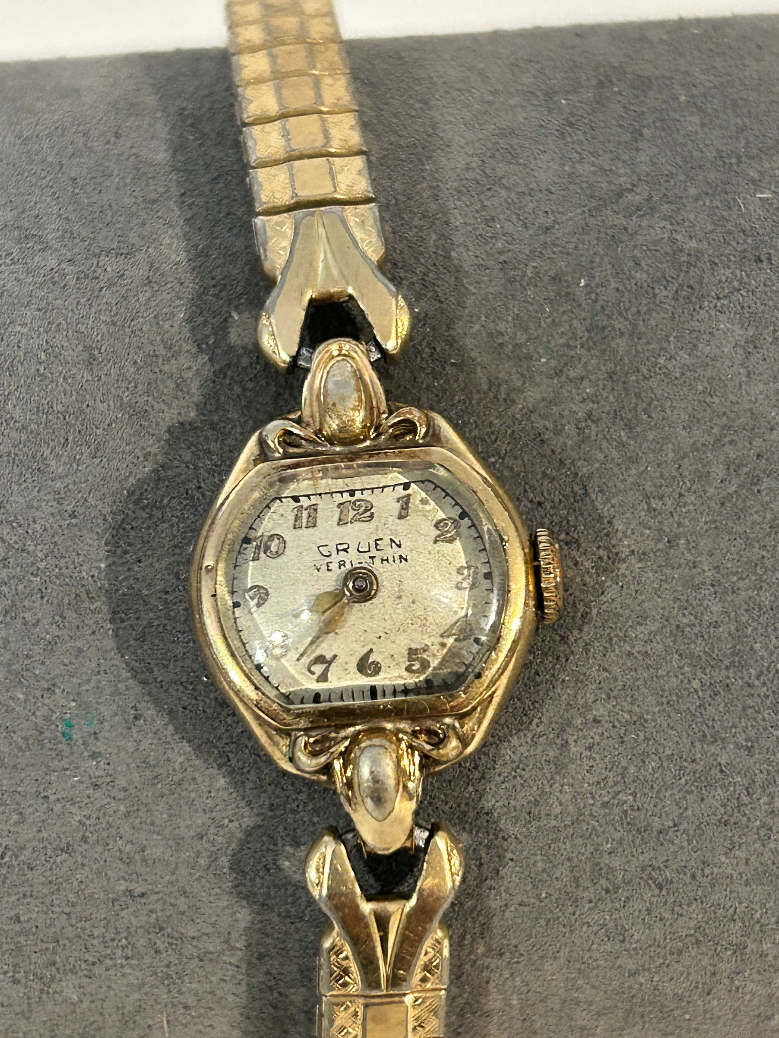 Vintage Gruen Veri-Thin working Watch needs cleaning: Vintage Gruen Veri-Thin working Watch needs cleaning Please view all photos as they are part of the description and condition of this Item, Feel free to contact me with questions or picture requests!