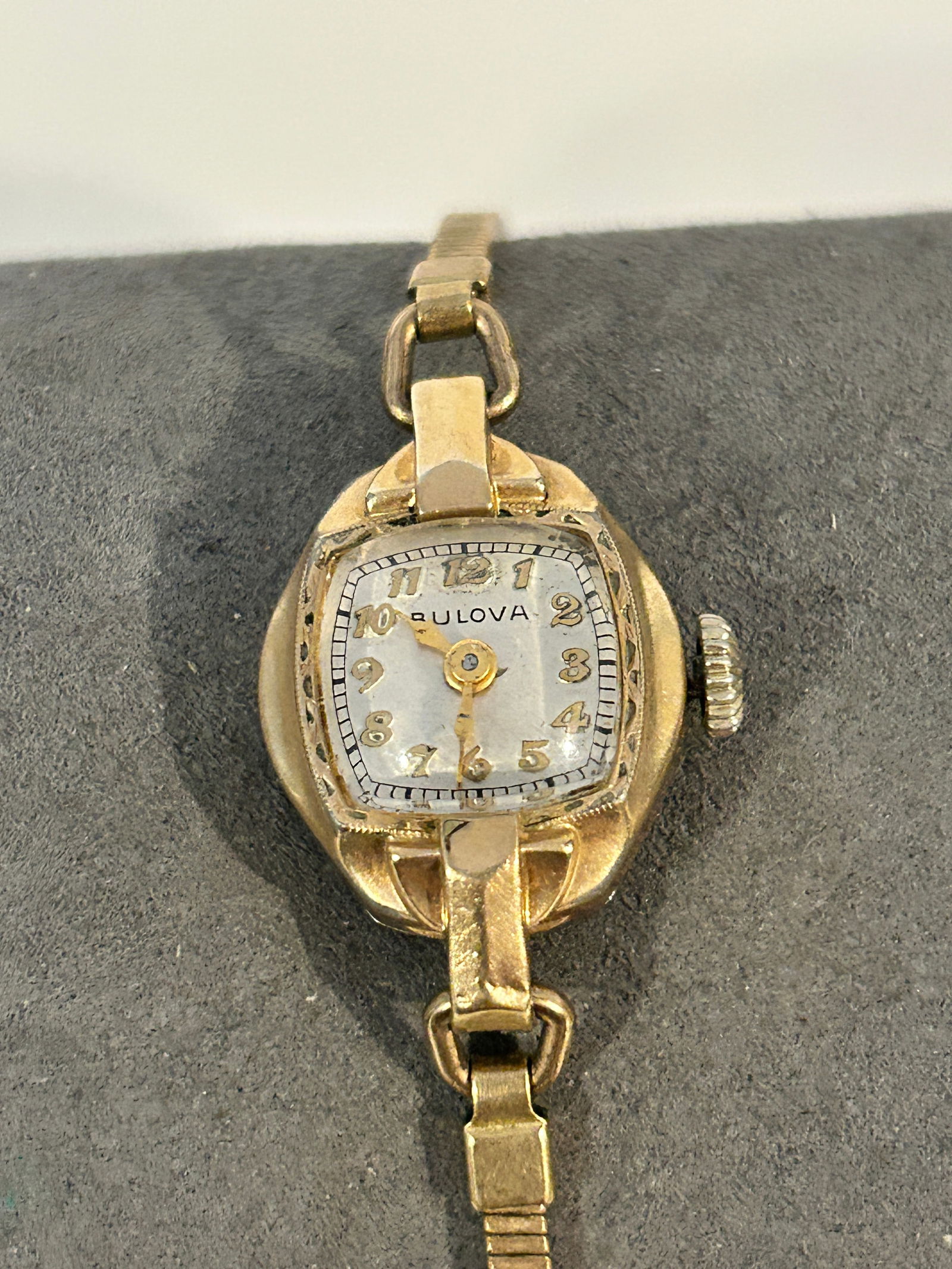 Vintage Bulova mech working Watch: Vintage Bulova mech working Watch Please view all photos as they are part of the description and condition of this Item, Feel free to contact me with questions or picture requests! Used Item AS IS