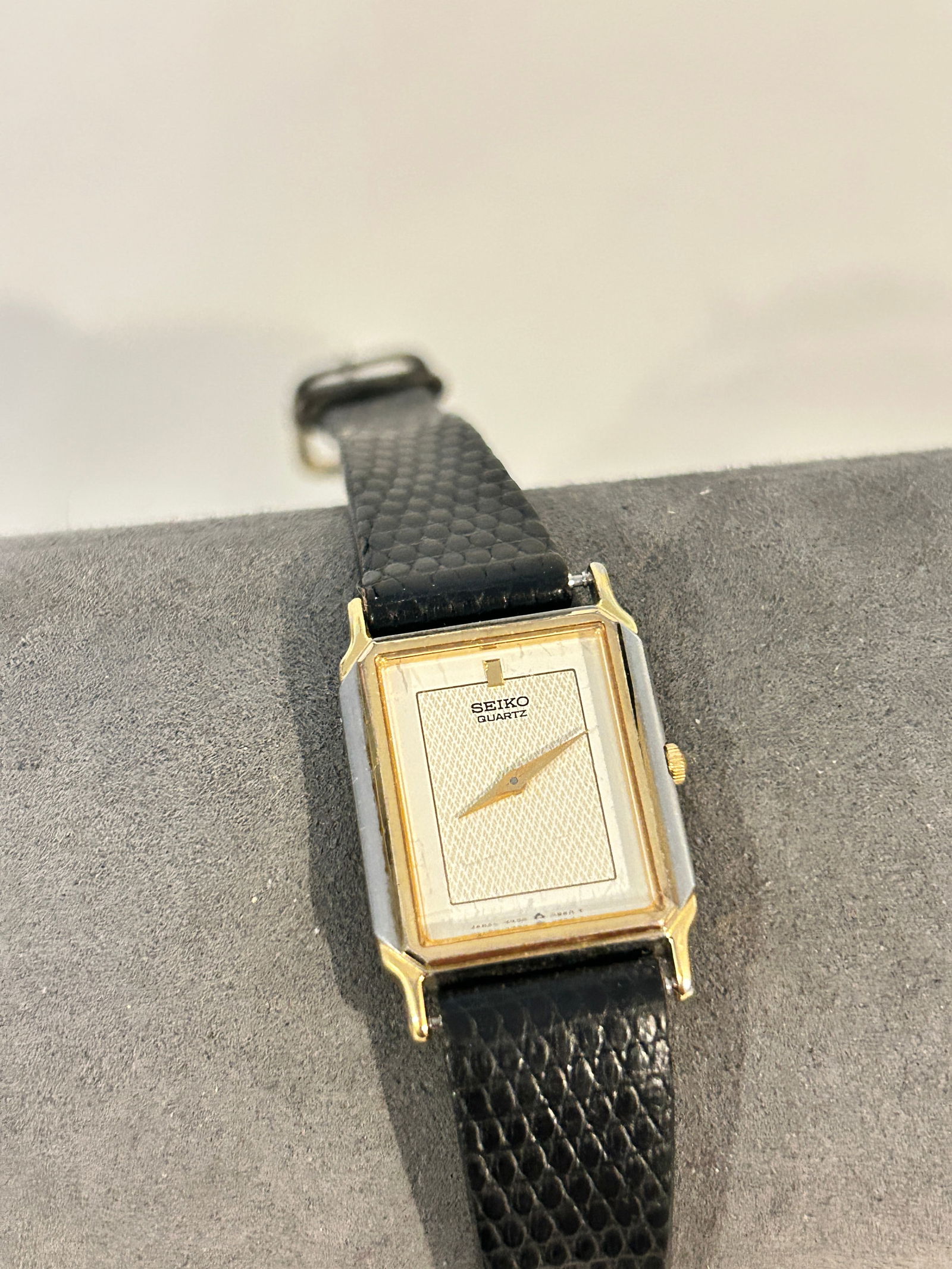 Vintage Seiko working quartz Watch 7320-5909: Vintage Seiko working quartz Watch 7320-5909 Please view all photos as they are part of the description and condition of this Item, Feel free to contact me with questions or picture requests! Used Ite