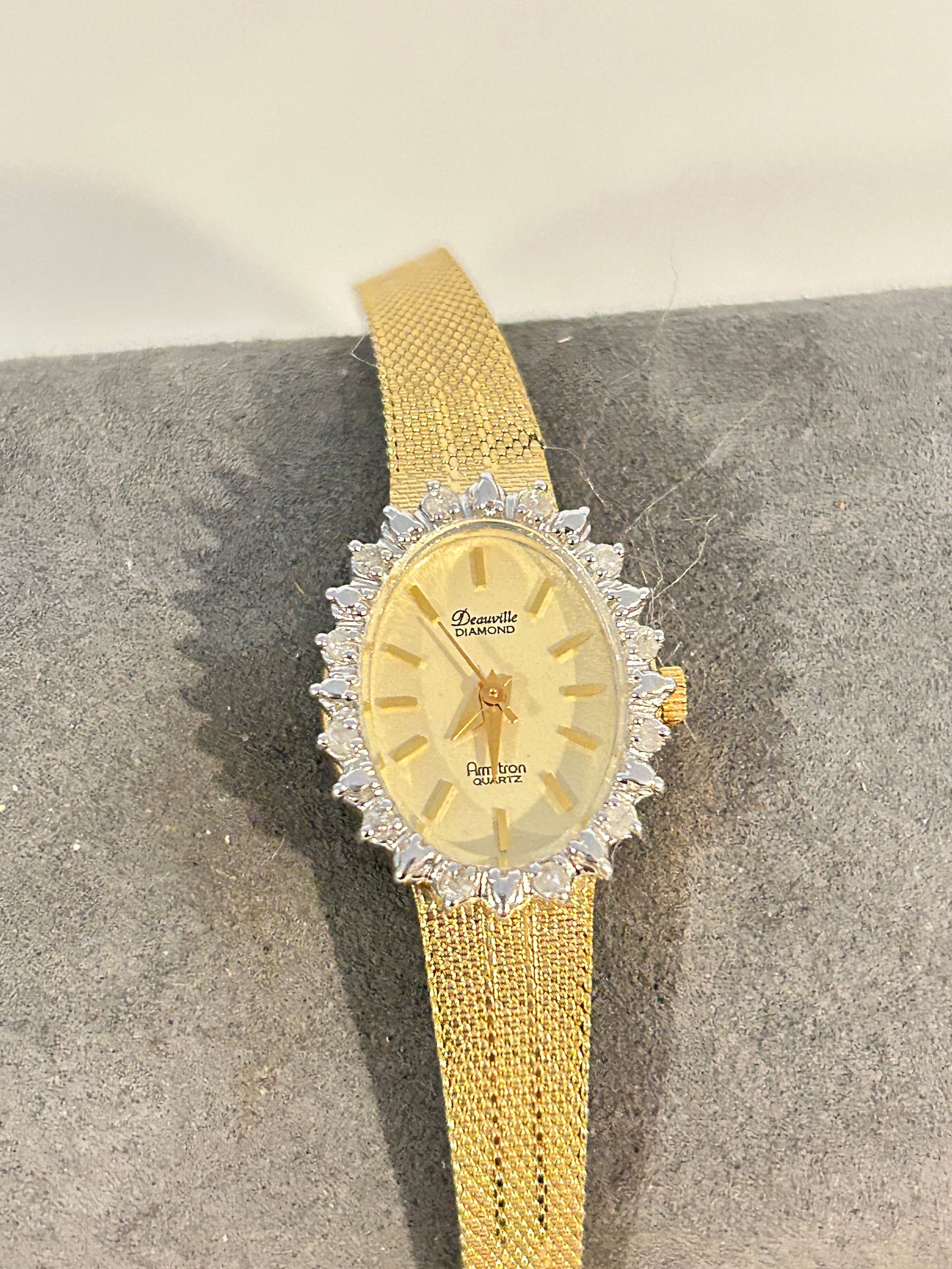 Vintage Deauville diamond quartz working Watch: Vintage Deauville diamond quartz working Watch Please view all photos as they are part of the description and condition of this Item, Feel free to contact me with questions or picture requests! Used I