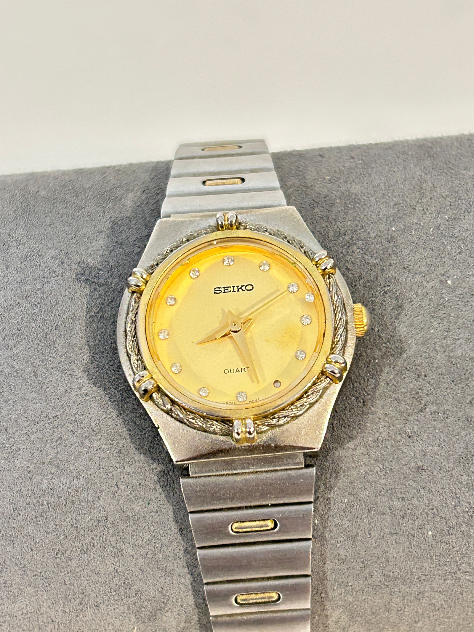 Vintage Seiko two tone quartz working Watch: Vintage Seiko two tone quartz working Watch Please view all photos as they are part of the description and condition of this Item, Feel free to contact me with questions or picture requests! Used Item
