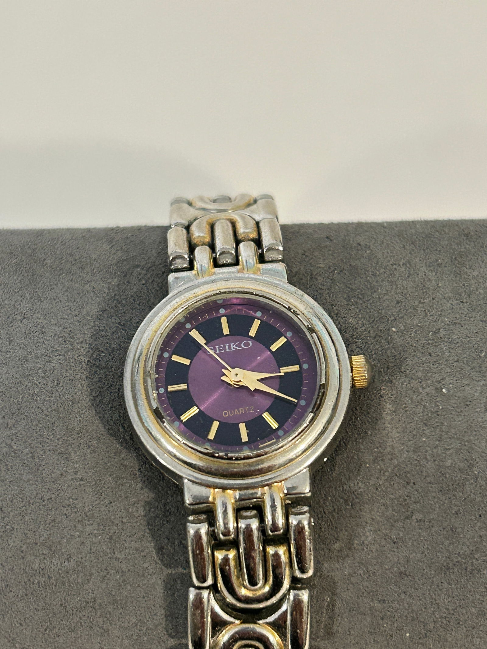 Vintage Seiko quartz working Watch 23366: Vintage Seiko quartz working Watch 23366 Please view all photos as they are part of the description and condition of this Item, Feel free to contact me with questions or picture requests! Used Item AS