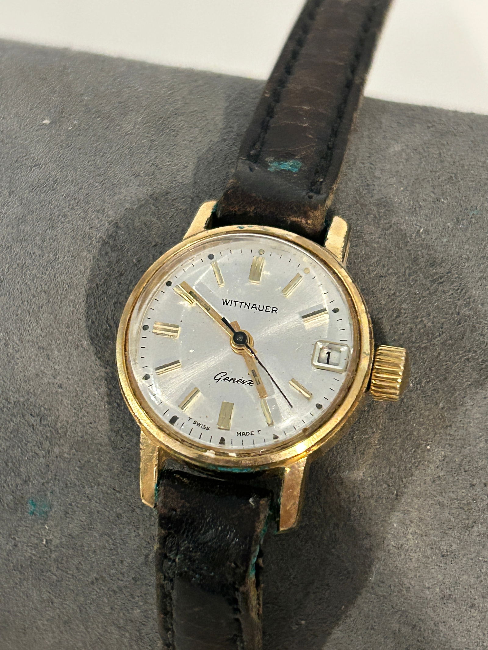 Vintage Wittnauer mech working Watch the band has a slit on the end (1 of 4)