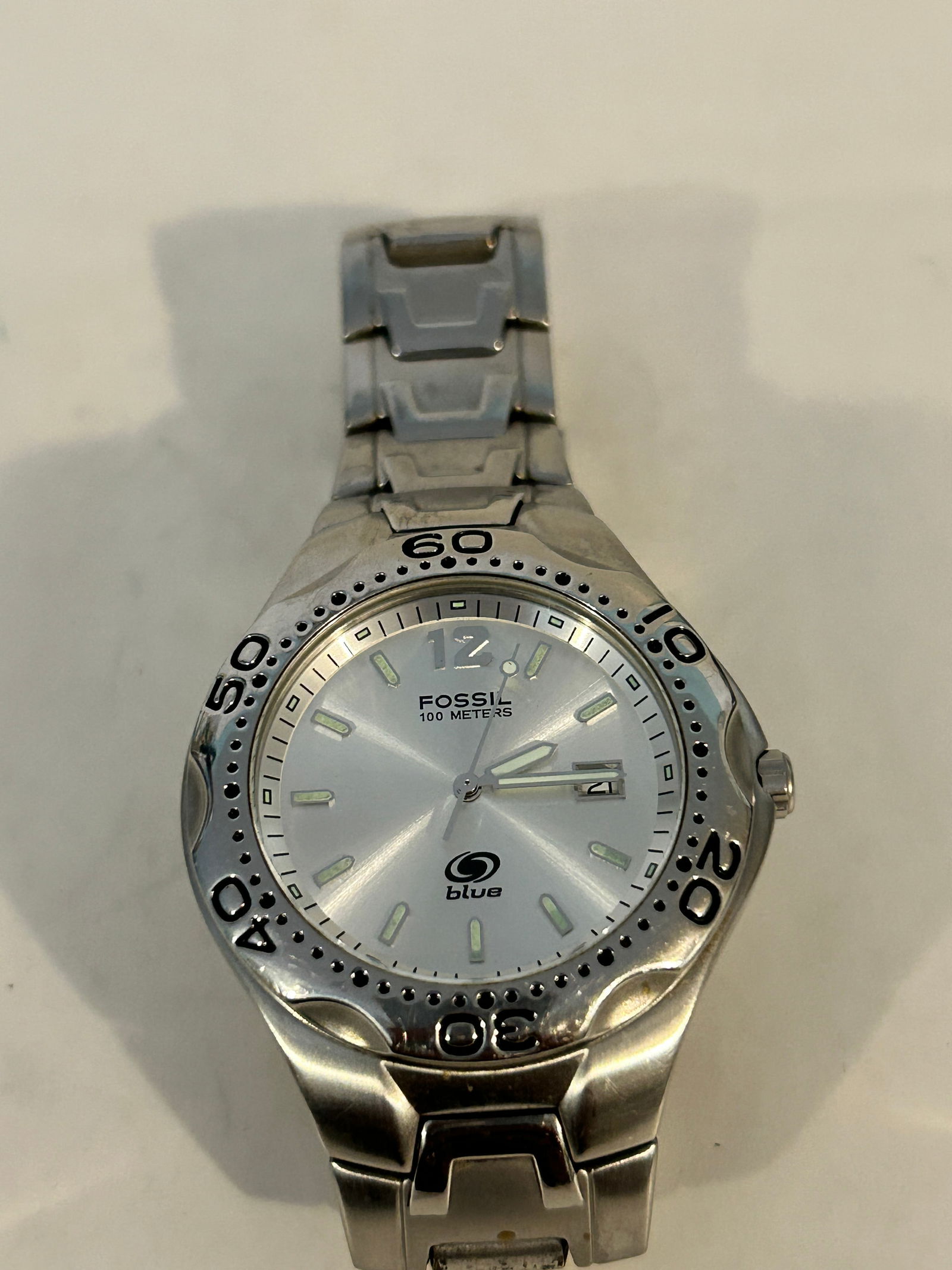 Vintage Fossil blue 100 meter working Quartz Watch: Vintage Fossil blue 100 meter working Quartz Watch Please view all photos as they are part of the description and condition of this Item, Feel free to contact me with questions or picture requests! Us