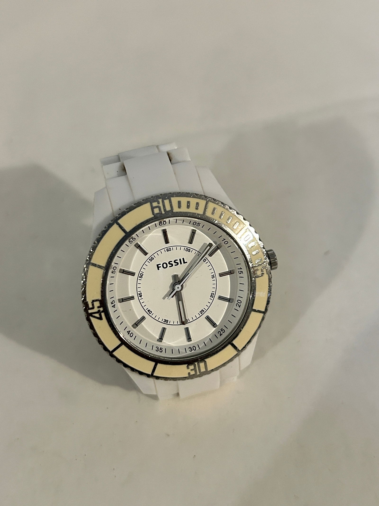 Vintage Fossil white working quartz Watch ES-2442: Vintage Fossil white working quartz Watch ES-2442 Please view all photos as they are part of the description and condition of this Item, Feel free to contact me with questions or picture requests! Use