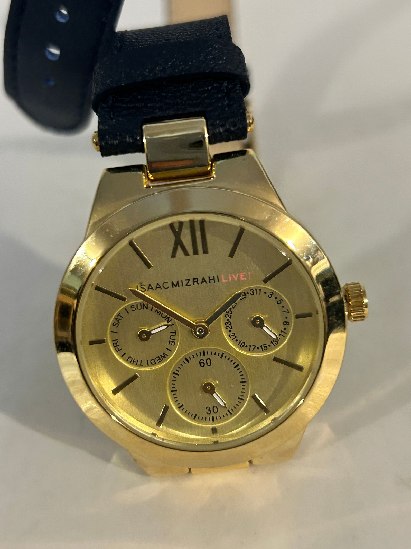 Isaac Mizrahi Live working Watch Rhinestones: Isaac Mizrahi Live working Watch Rhinestones Please view all photos as they are part of the description and condition of this Item, Feel free to contact me with questions or picture requests! Used Ite