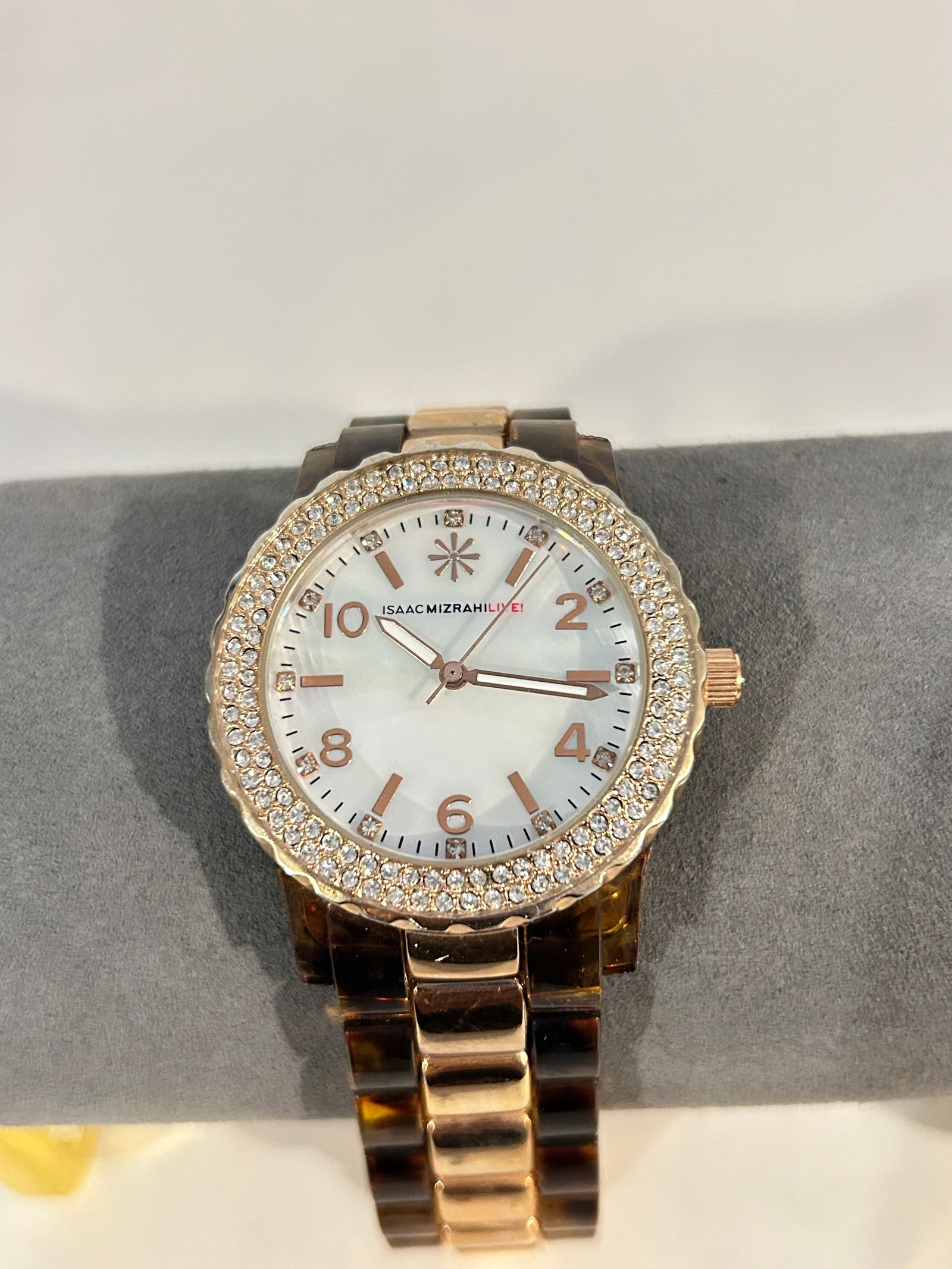 Isaac Mizrahi Live working Watch Rhinestones: Isaac Mizrahi Live working Watch Rhinestones Please view all photos as they are part of the description and condition of this Item, Feel free to contact me with questions or picture requests! Used Ite