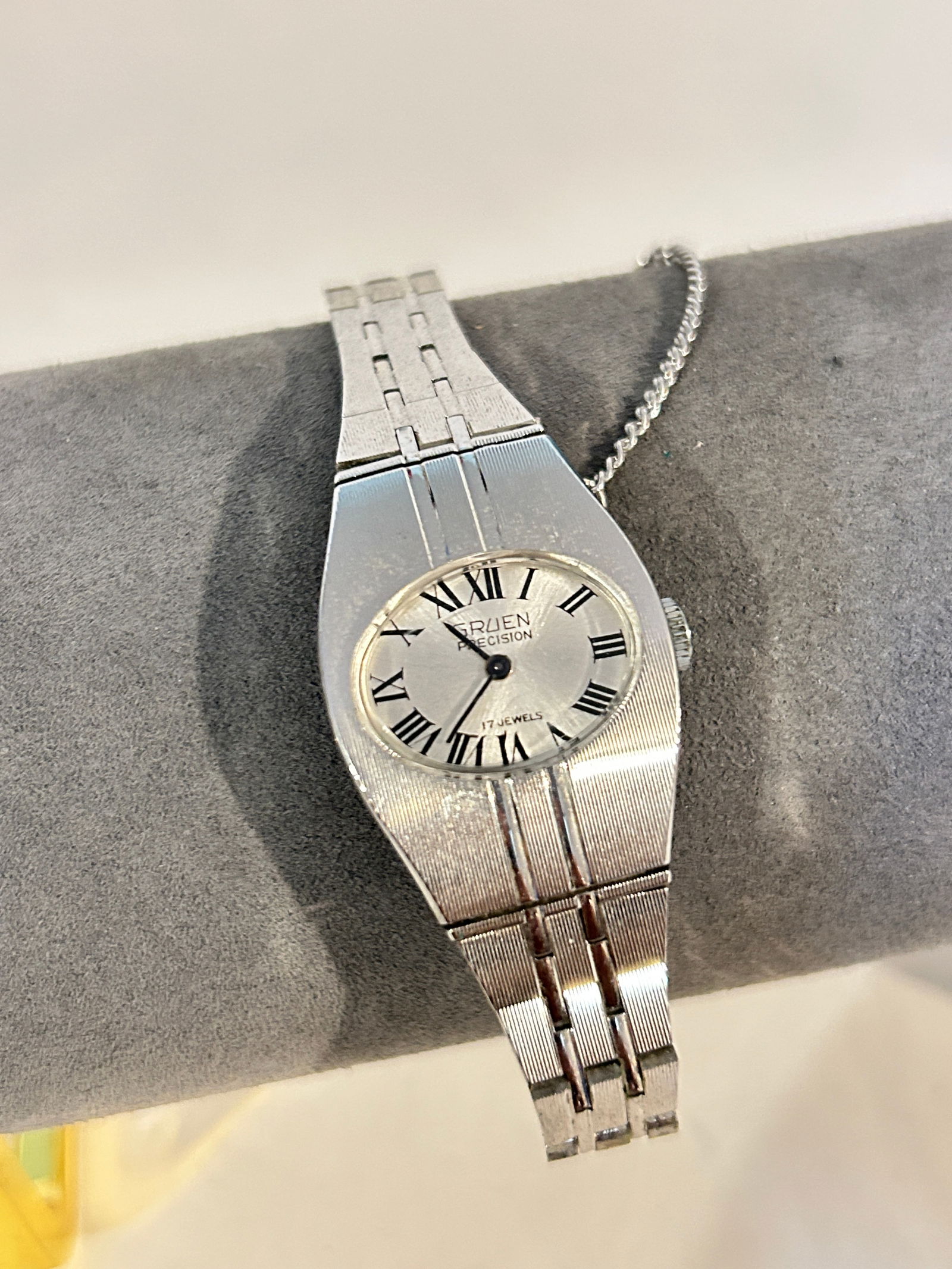 Vintage Gruen Precision 17 jewels mech working Watch: Vintage Gruen Precision 17 jewels mech working Watch Please view all photos as they are part of the description and condition of this Item, Feel free to contact me with questions or picture requests!