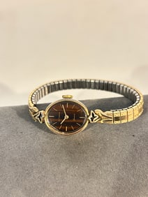 Vintage Wittnauer mech working ladies Watch smaal crack in crystal