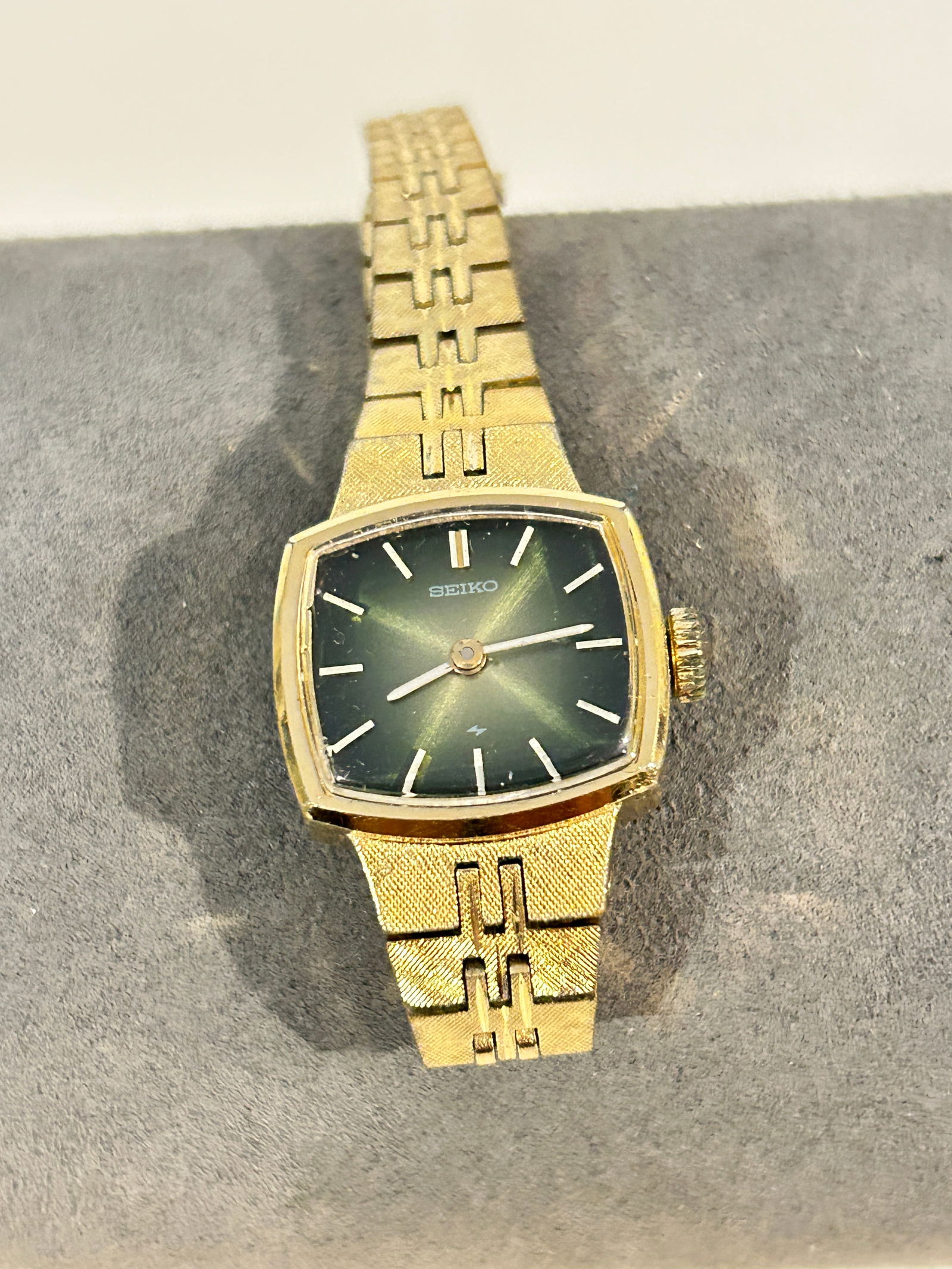 Vintage Seiko gold tone mech working Watch 11-3679: Vintage Seiko gold tone mech working Watch 11-3679 Please view all photos as they are part of the description and condition of this Item, Feel free to contact me with questions or picture requests! Us