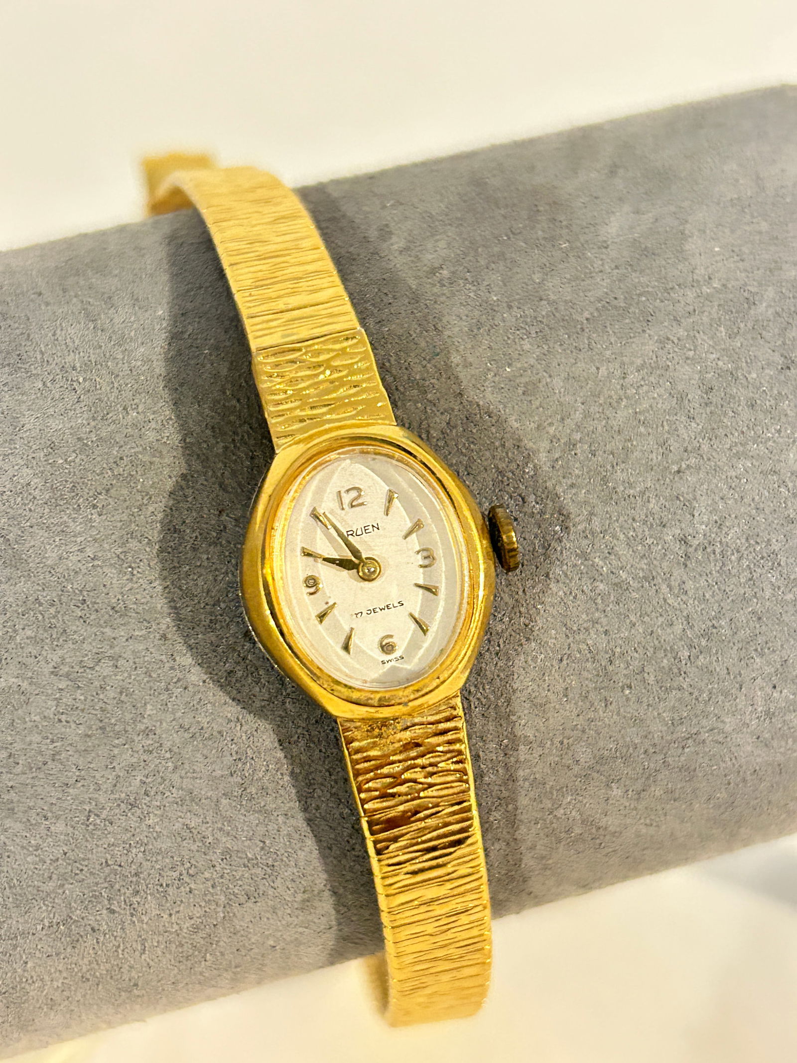 Vintage Gruen 17 jewels mech working gold tone Watch: Vintage Gruen 17 jewels mech working gold tone Watch Please view all photos as they are part of the description and condition of this Item, Feel free to contact me with questions or picture requests!