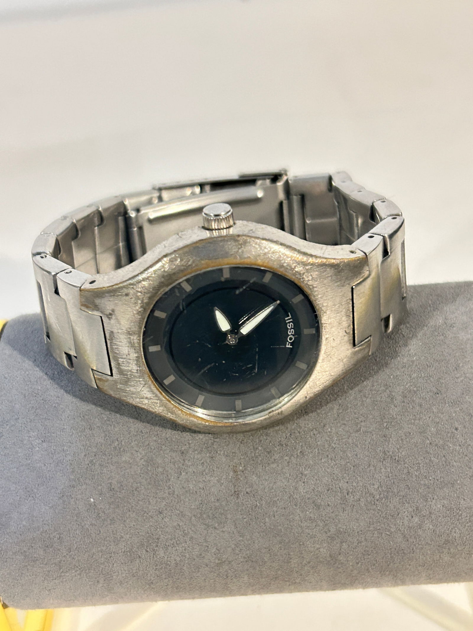 Vintage Fossil working quartz Watch signs of age: Vintage Fossil working quartz Watch signs of age Please view all photos as they are part of the description and condition of this Item, Feel free to contact me with questions or picture requests! Used