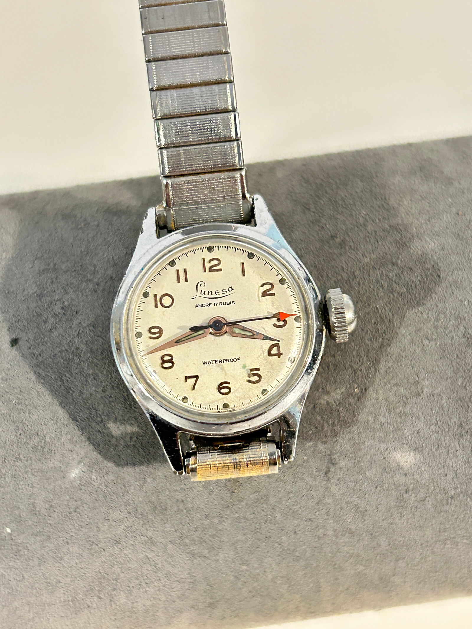 Vintage Lunesa 17 Rubis mech working Watch: Vintage Lunesa 17 Rubis mech working Watch Please view all photos as they are part of the description and condition of this Item, Feel free to contact me with questions or picture requests! Used Item