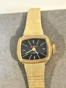 Vintage Ladies Armitron mech gold tone working Watch