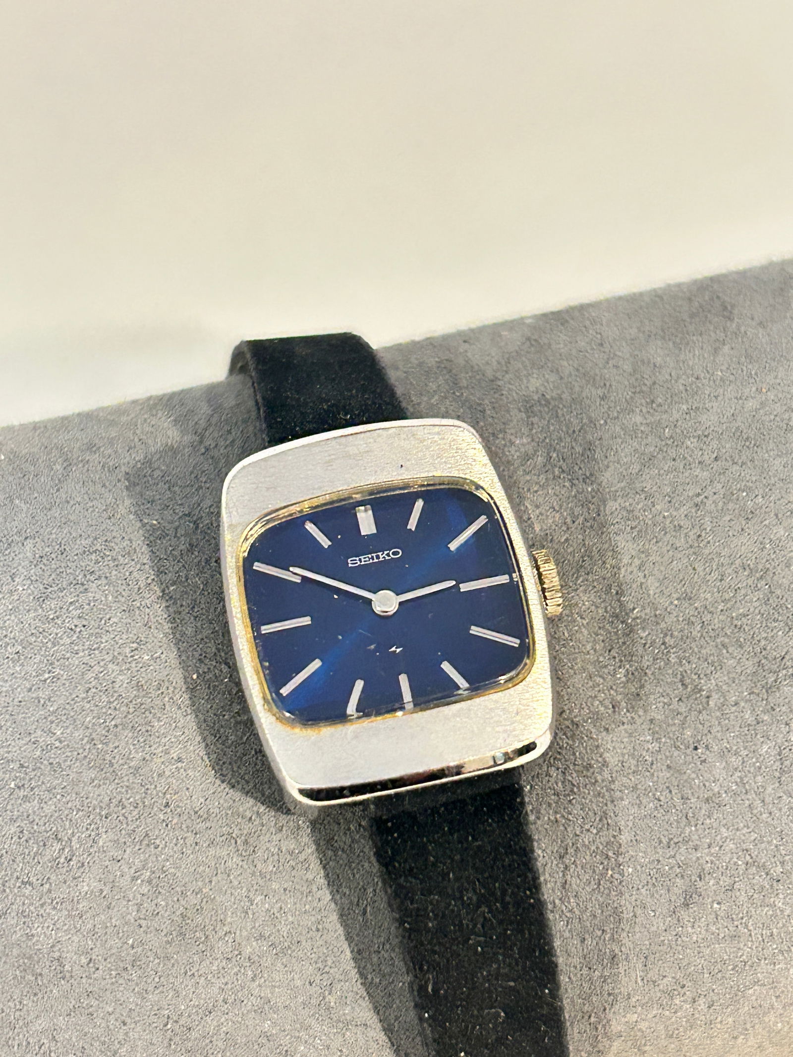 Vintage Seiko mech working Watch 10-3710: Vintage Seiko mech working Watch 10-3710 Please view all photos as they are part of the description and condition of this Item, Feel free to contact me with questions or picture requests! Used Item AS