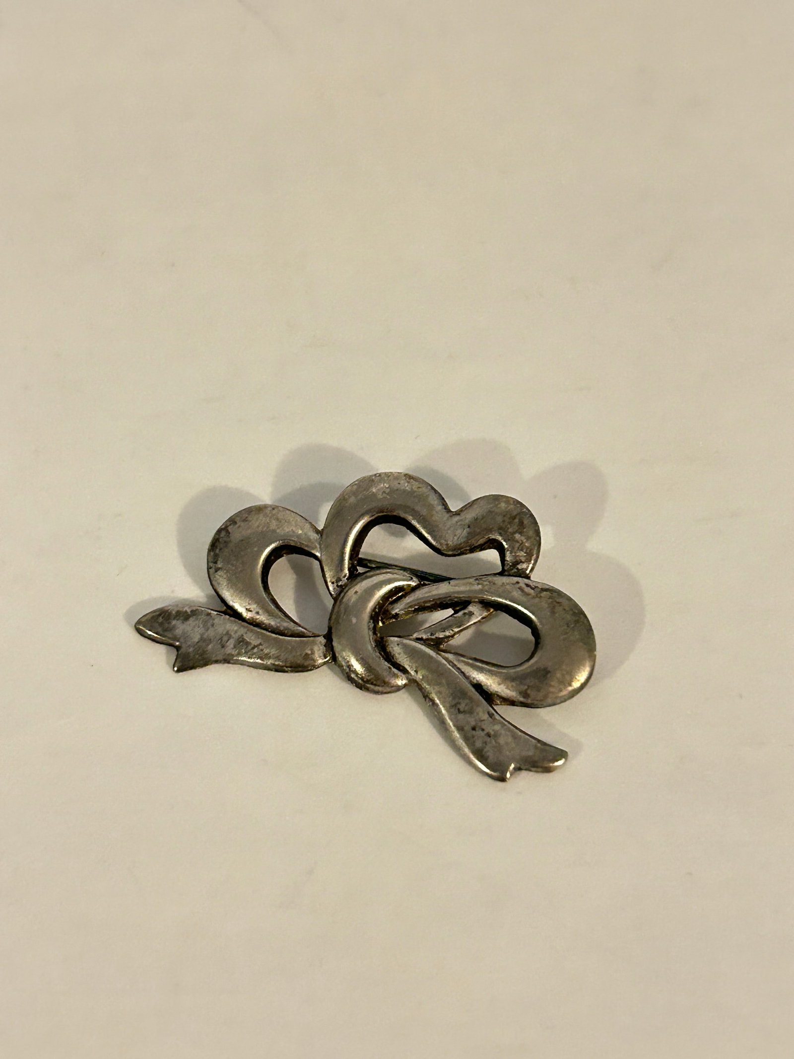 Vintage Sterling Silver modernist bow Brooch: Vintage Sterling Silver modernist bow Brooch Please view all photos as they are part of the description and condition of this Item, Feel free to contact me with questions or picture requests! Used Ite