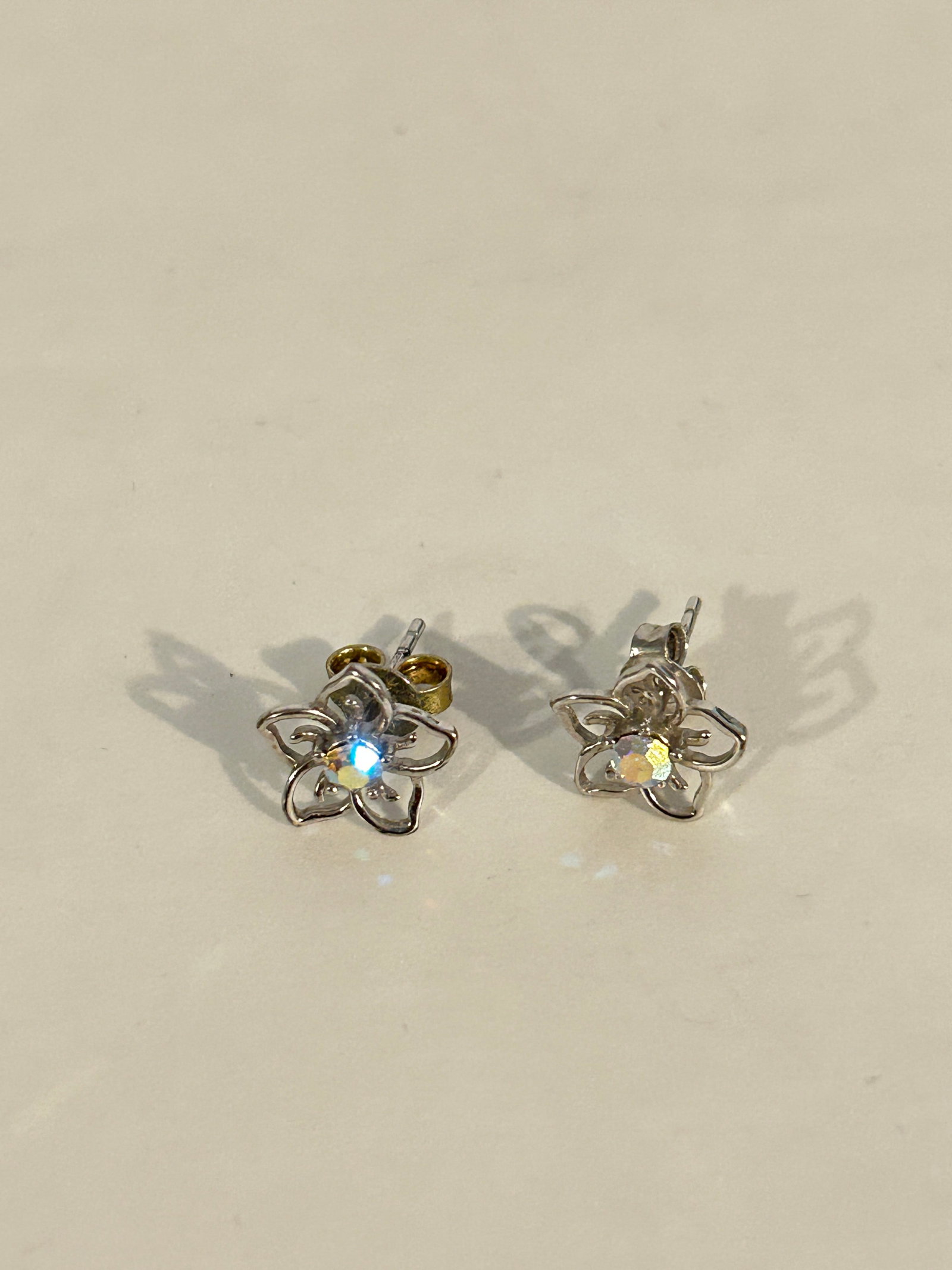 Vintage Sterling Silver flower post Earrings: Vintage Sterling Silver flower post Earrings Please view all photos as they are part of the description and condition of this Item, Feel free to contact me with questions or picture requests! Used Ite