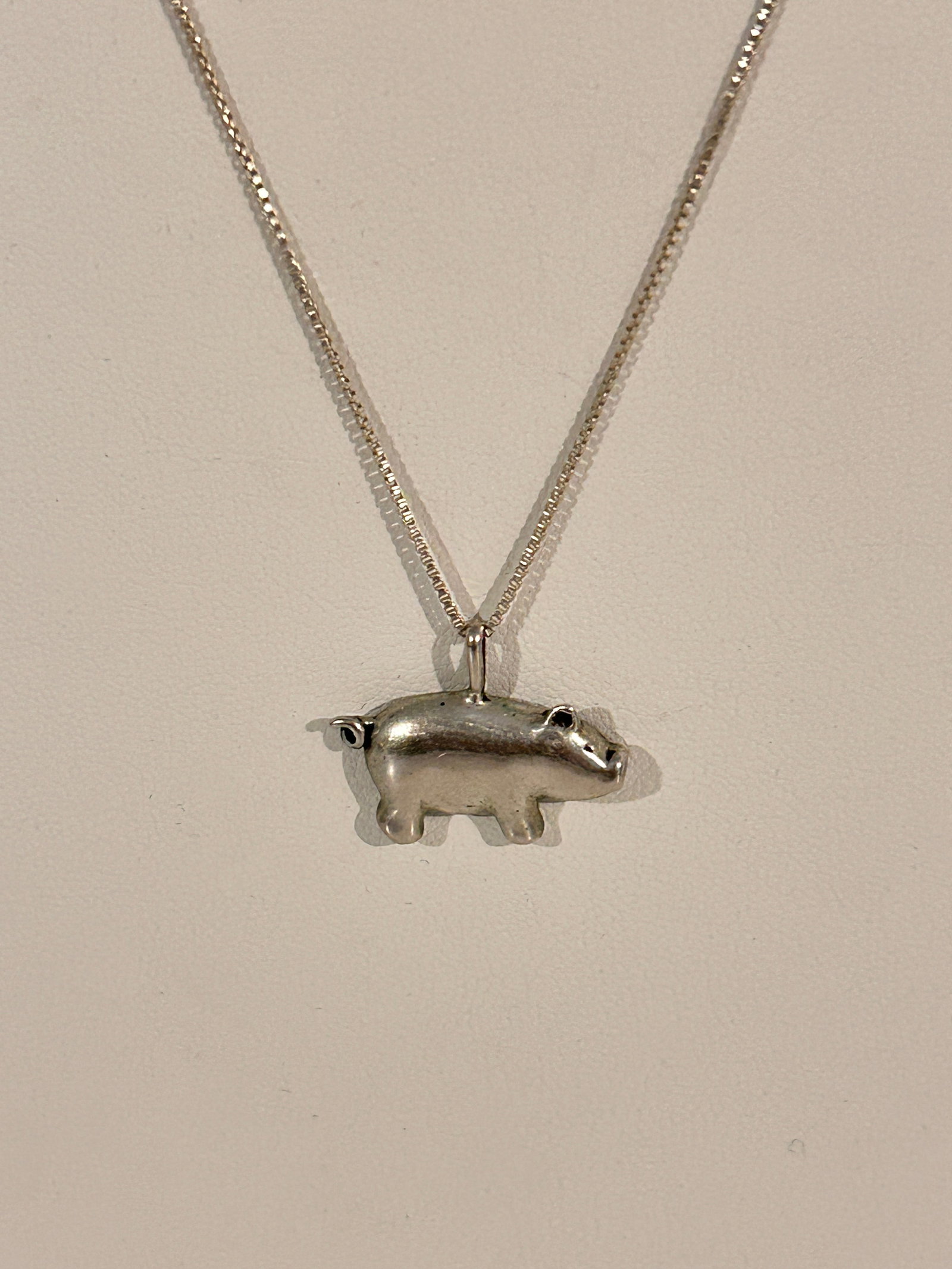 Vintage Sterling Silver Pig Pendant Necklace 29": Vintage Sterling Silver Pig Pendant Necklace 29" Please view all photos as they are part of the description and condition of this Item, Feel free to contact me with questions or picture requests! Used