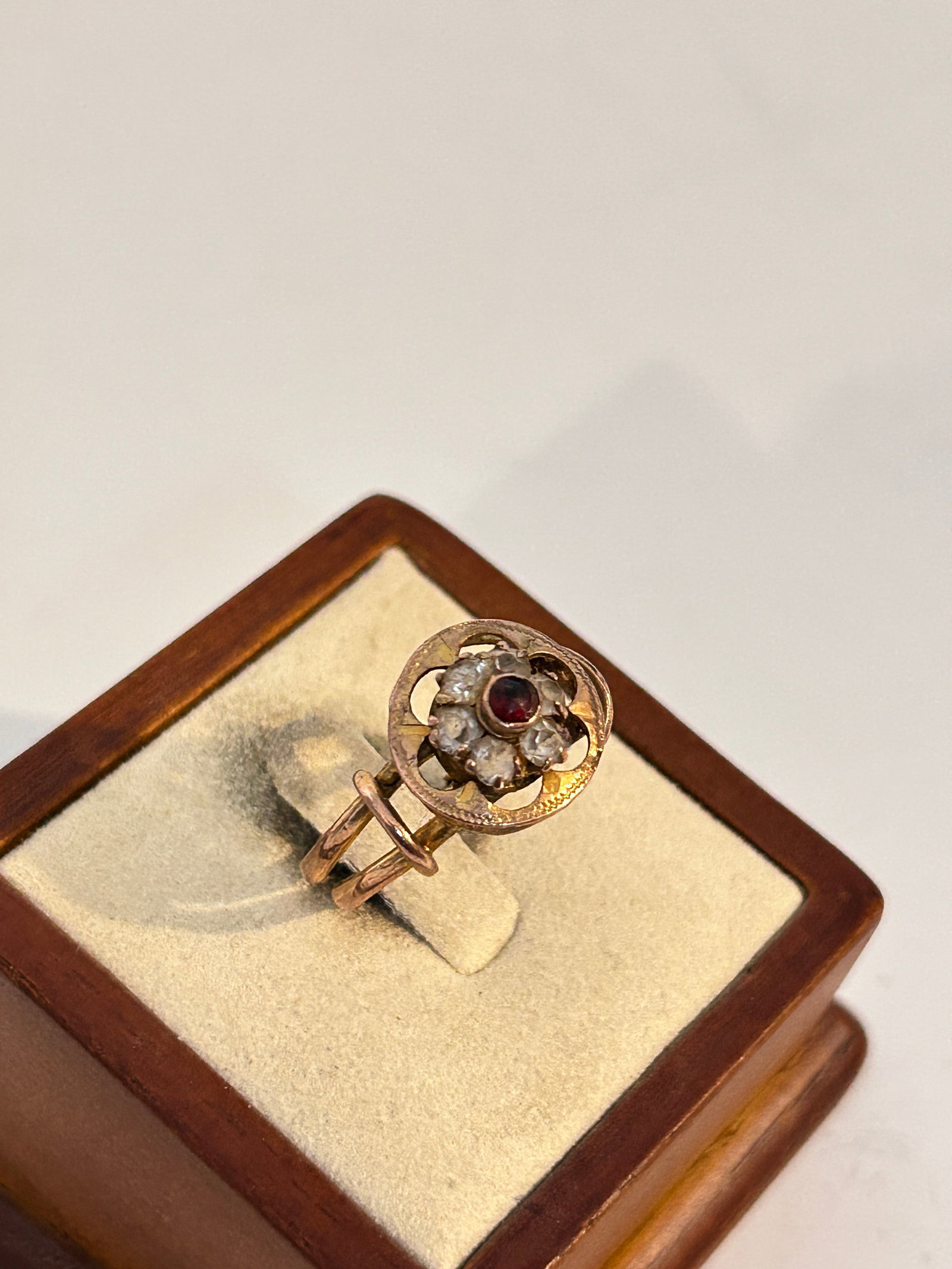 Vintage Gold filled Ring sz 8: Vintage Gold filled Ring sz 8 Please view all photos as they are part of the description and condition of this Item, Feel free to contact me with questions or picture requests! Used Item AS IS