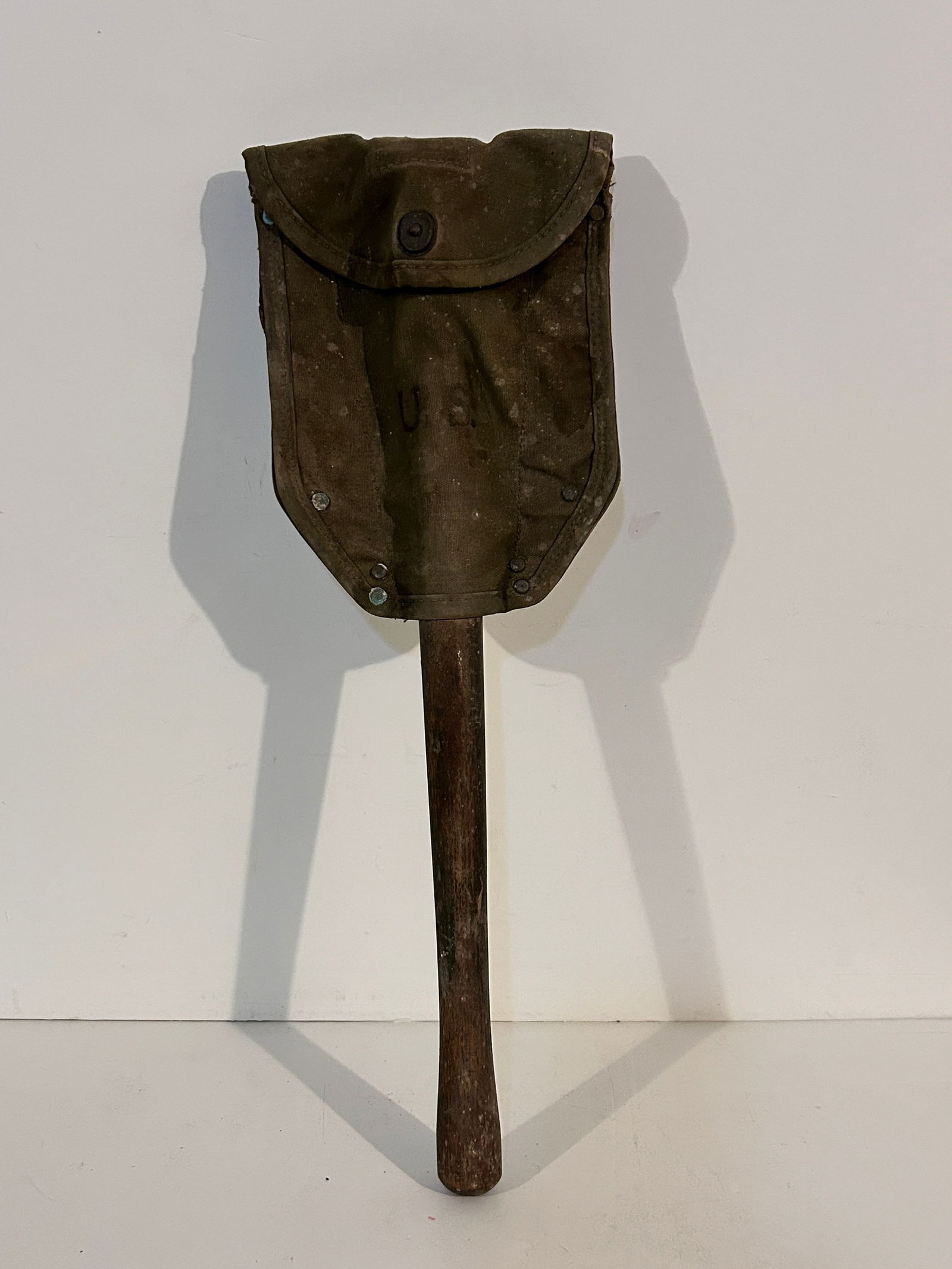 Vintage 1944 US WW2 Army Field Trenching Folding Shovel With Cover (1 of 5)