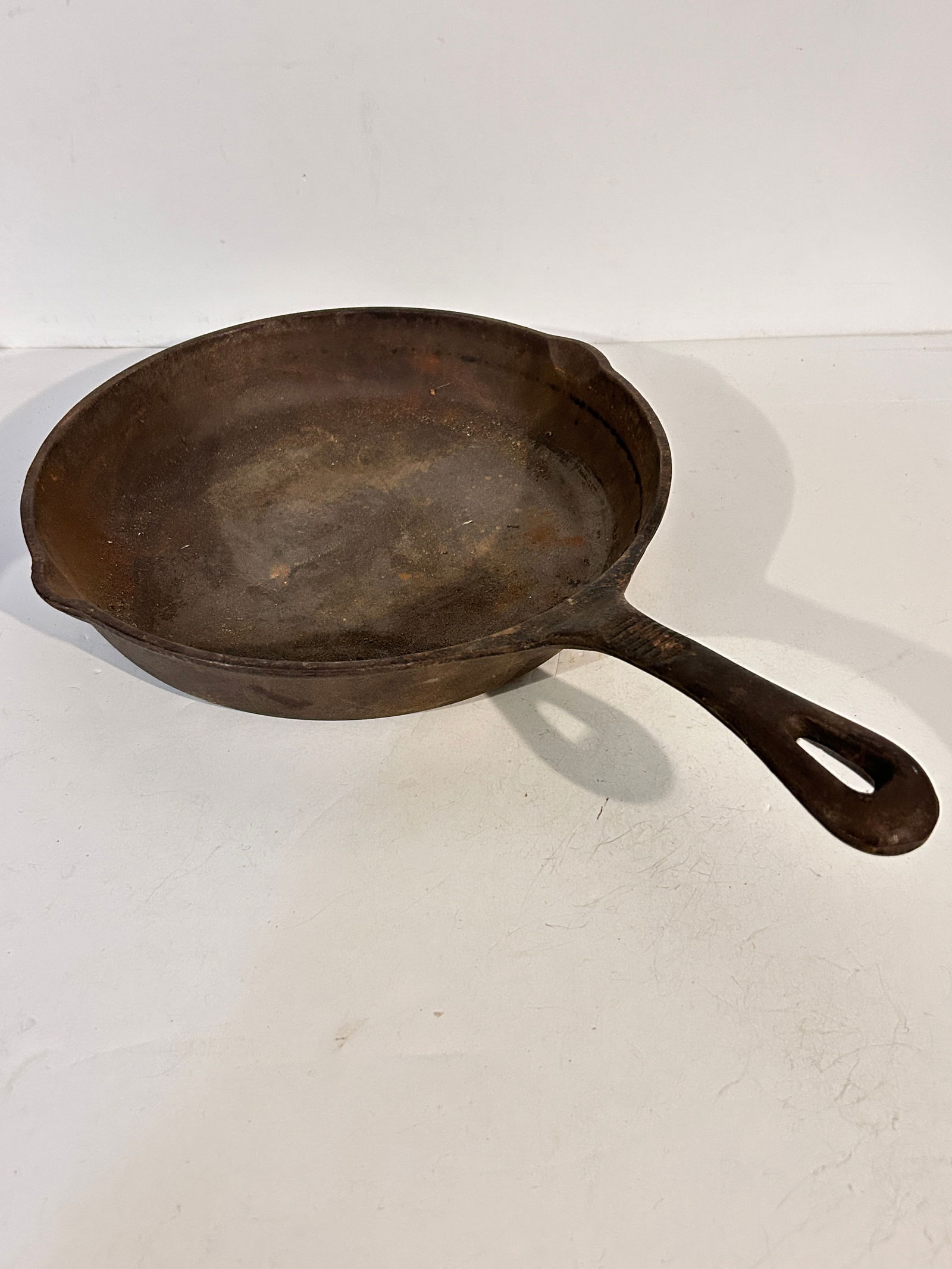 Vintage cast iron skilletVintage Benjamin & Medwin 10 1/2" Cast Iron Skillet- 2-Spouts Pan (1 of 4)