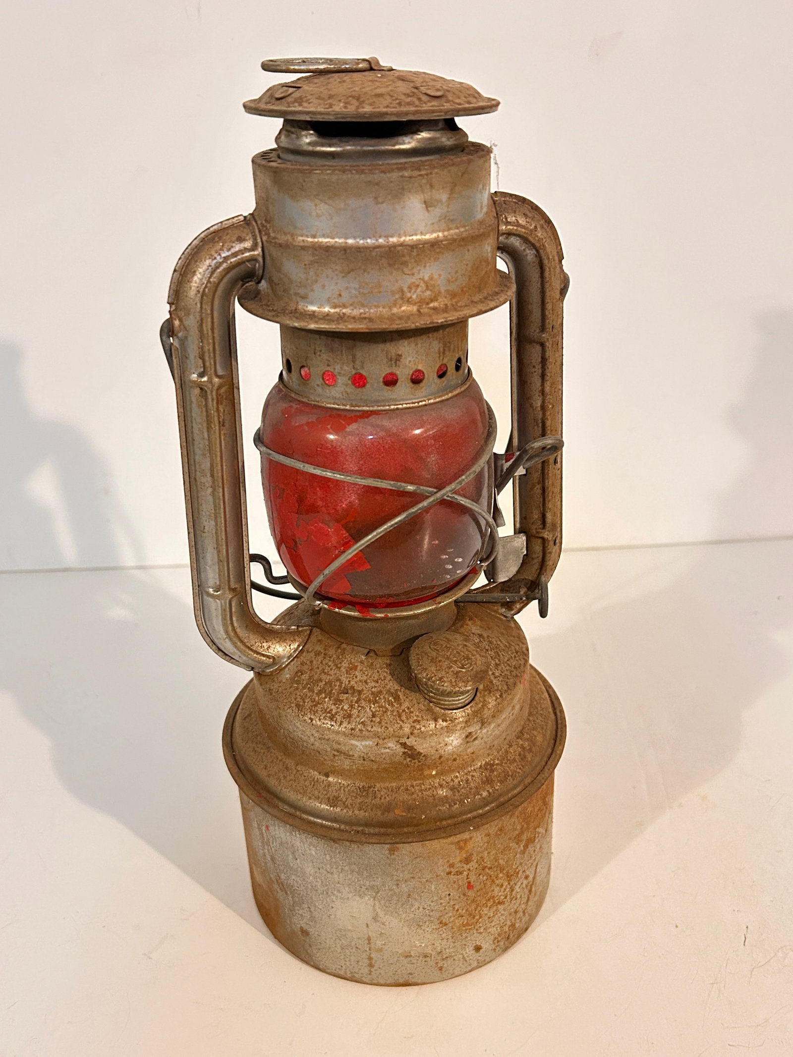 Vintage Chalwyn Tropic Lantern: Vintage Chalwyn Tropic Lantern Please view all photos as they are part of the description and condition of this Item, Feel free to contact me with questions or picture requests! Used Item AS IS
