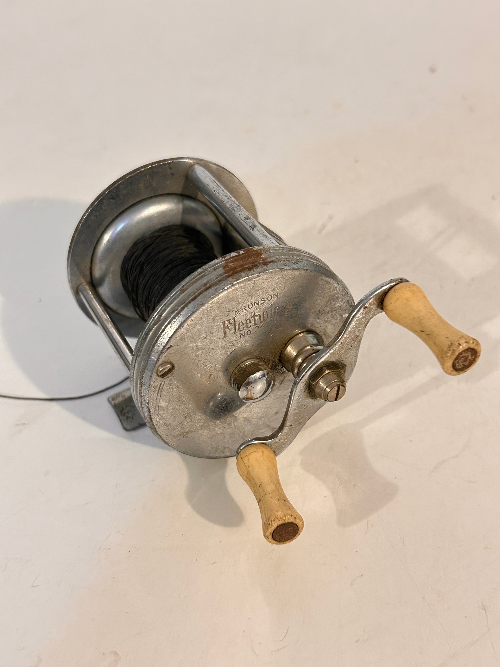 Vintage fishing reel Bronson fleetwing # 2475: Vintage fishing reel Bronson fleetwing # 2475 Please view all photos as they are part of the description and condition of this Item, Feel free to contact me with questions or picture requests! Used It