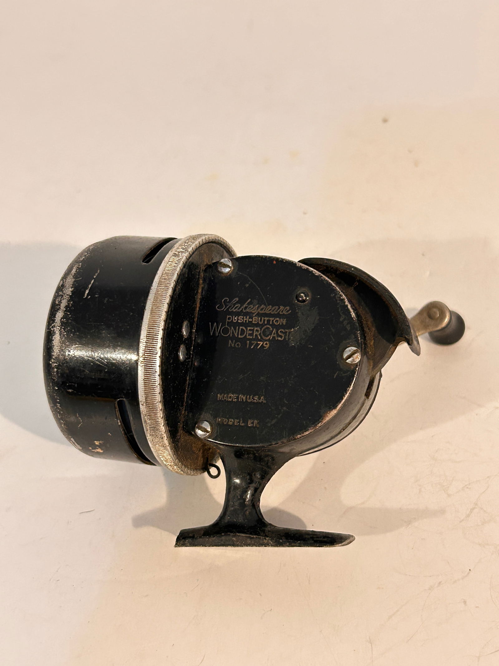 Vintage fishing reel Shakespeare wondercast # 1779 broken heel: Vintage fishing reel Shakespeare wondercast # 1779 broken heel Please view all photos as they are part of the description and condition of this Item, Feel free to contact me with questions or picture