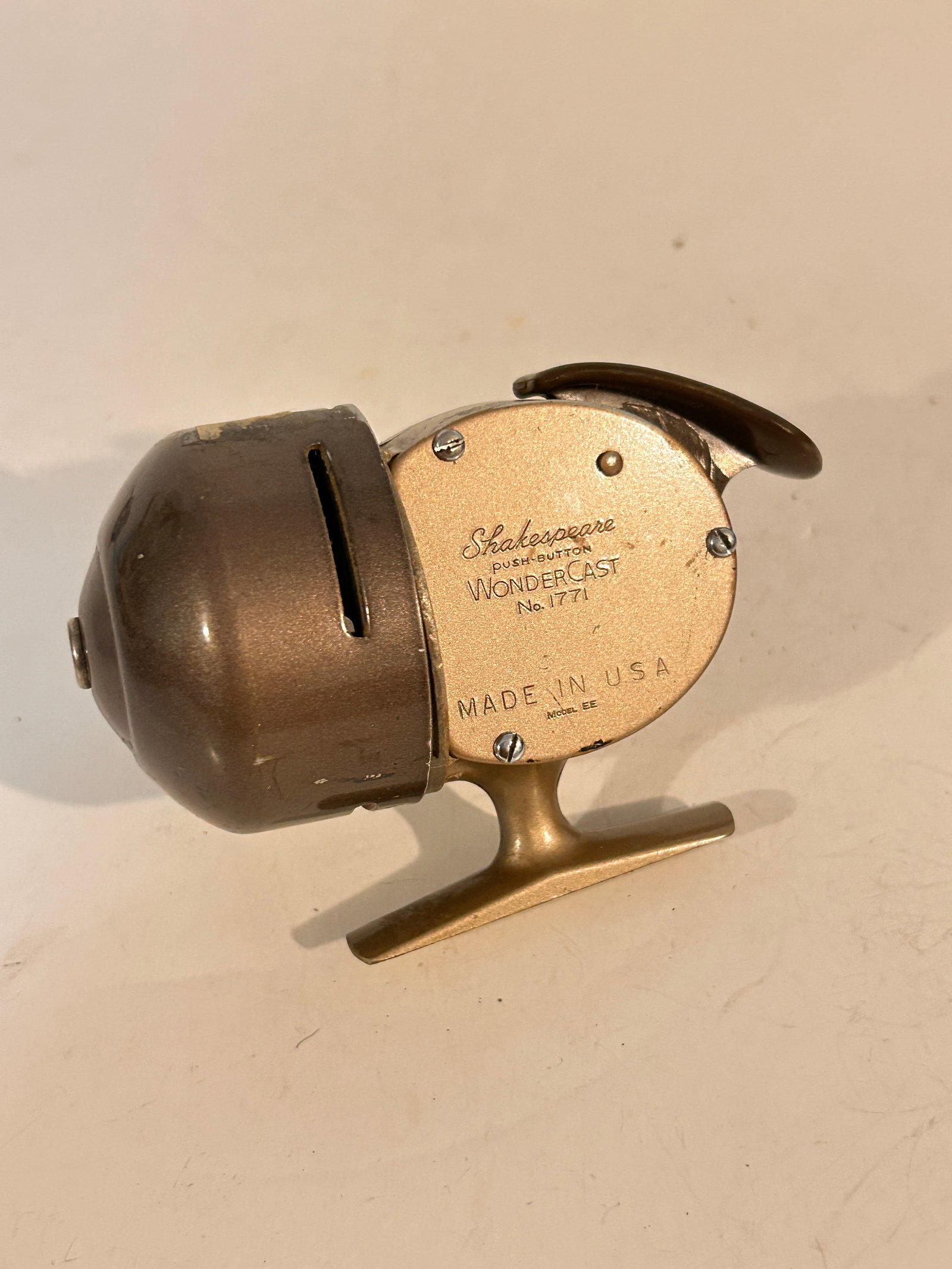 Vintage fishing reel Shakespeare wondercast # 1771: Vintage fishing reel Shakespeare wondercast # 1771 Please view all photos as they are part of the description and condition of this Item, Feel free to contact me with questions or picture requests! Us