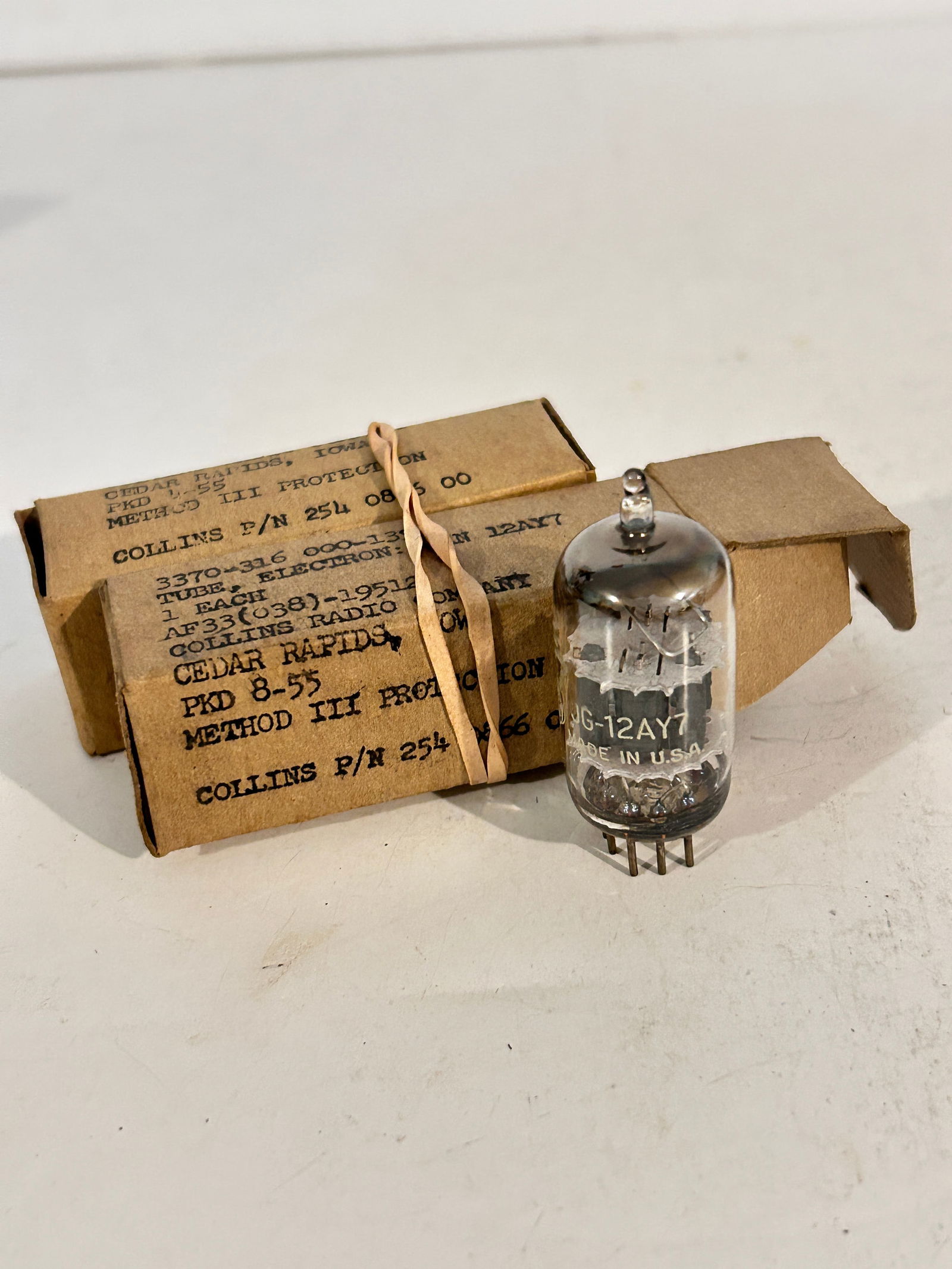 2 Vintage Pair of 12AY7 vacuum tubes NOS testing RCA (1 of 4)