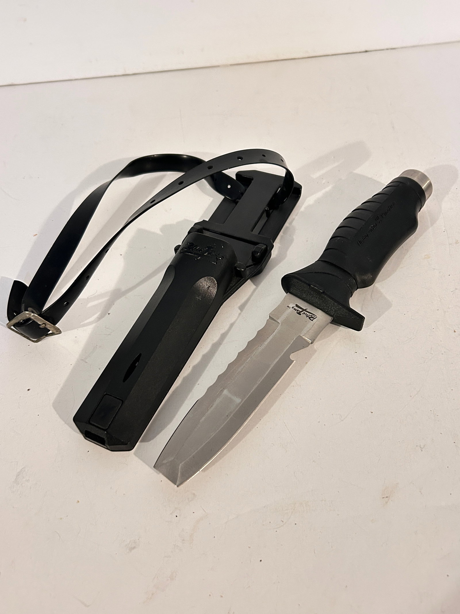 Blue Tang Dive Knife sharp tip Underwater Kinetics Sheath Hydralloy: Blue Tang Dive Knife sharp tip Underwater Kinetics Sheath Hydralloy Please view all photos as they are part of the description and condition of this Item, Feel free to contact me with questions or pic