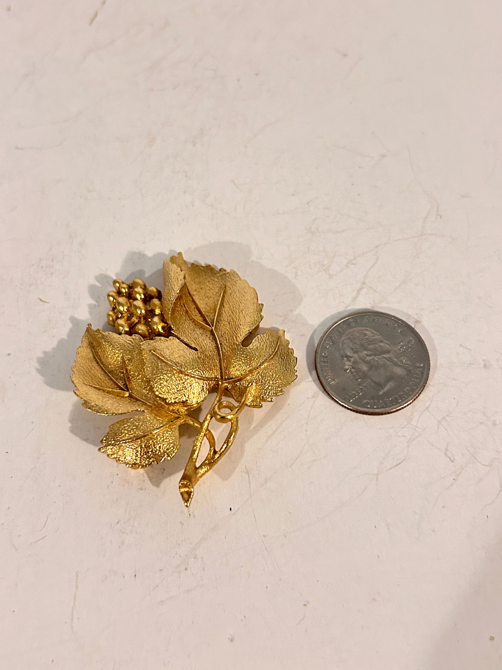 Vintage gold tone Lisner leaf Brooch (1 of 4)