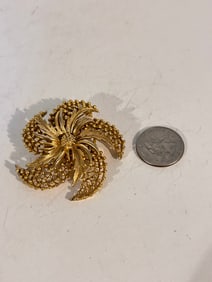 Vintage gold tone Lisner floral Brooch