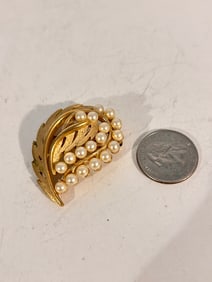 Vintage gold tone trifari floral Brooch