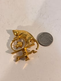 Vintage gold tone cat & fish Brooch