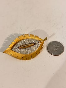 Vintage gold tone rhinestone  Brooch - Signed JJ Jonette