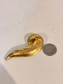 Vintage gold tone trifari floral Brooch