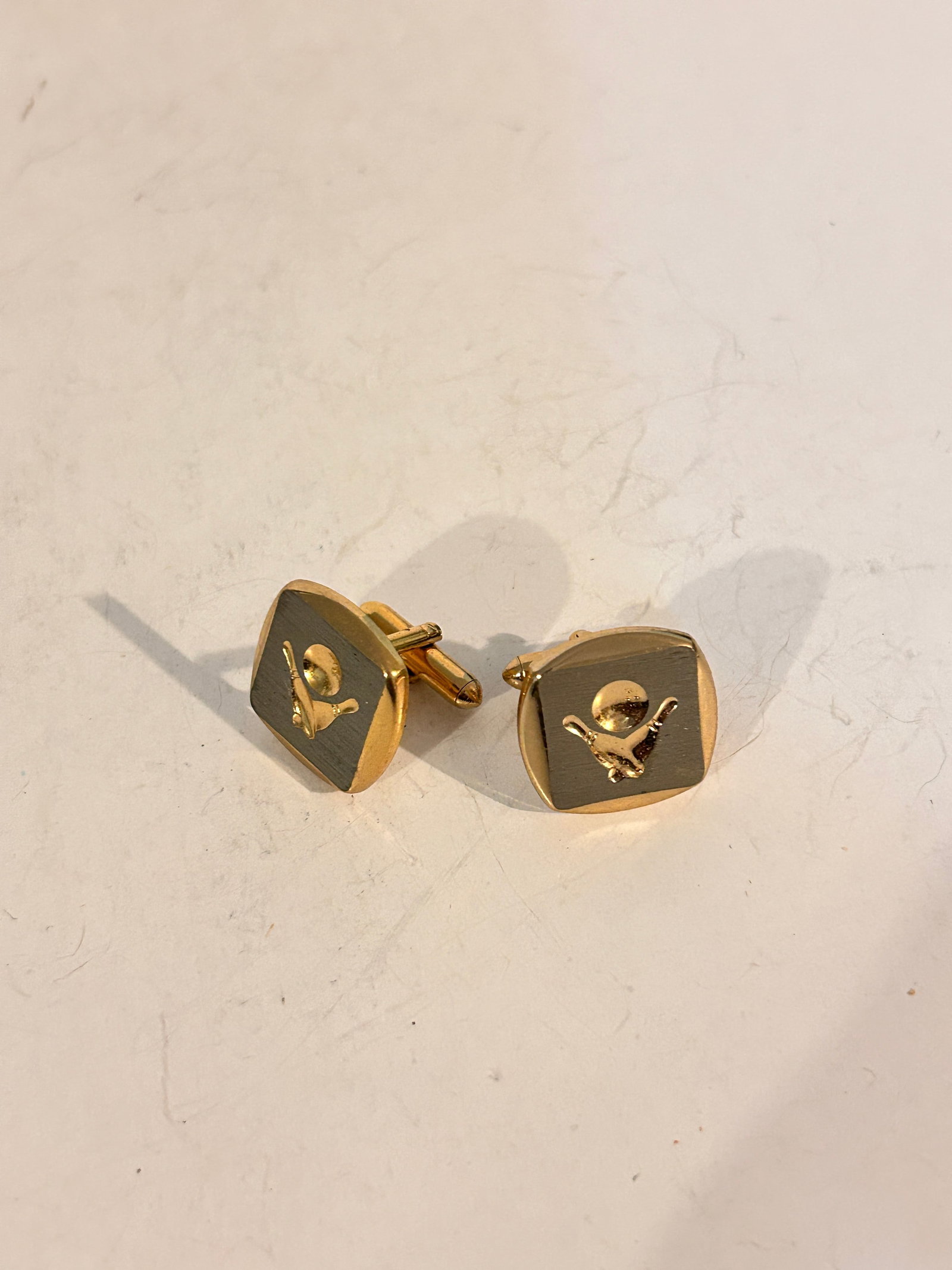 Vintage gold tone bowling ball & pins cuff links: Vintage gold tone bowling ball & pins cuff links Please view all photos as they are part of the description and condition of this Item, Feel free to contact me with questions or picture requests! Used