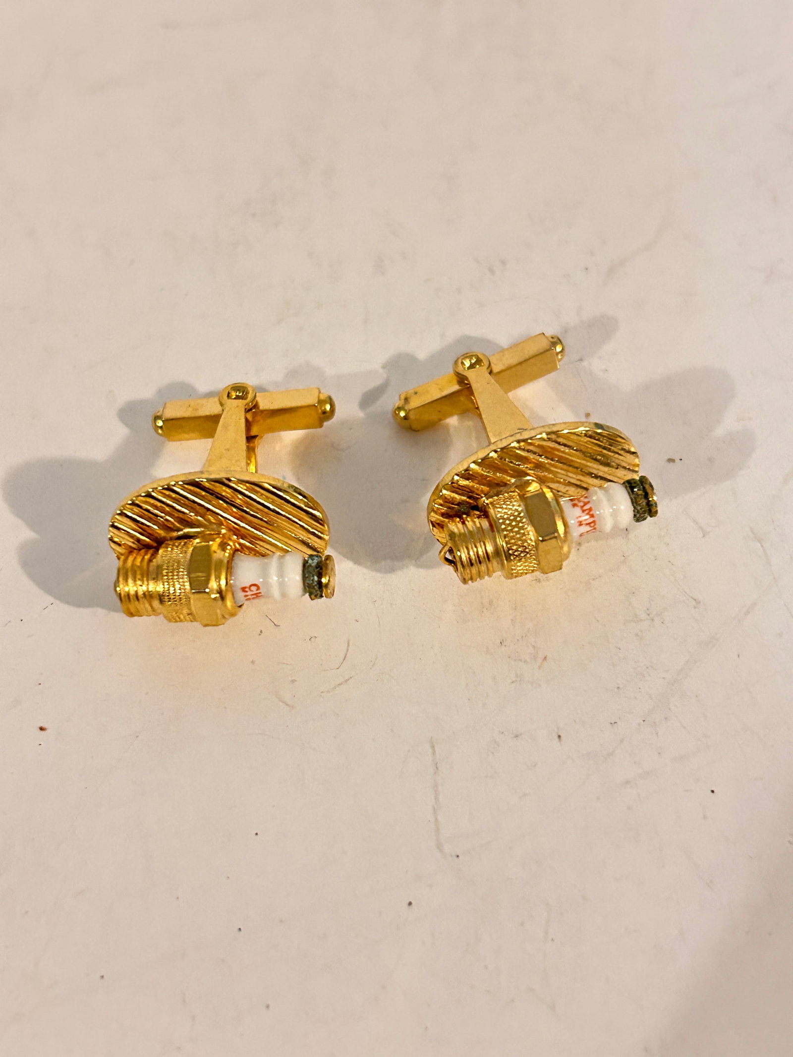 Vintage gold tone spark plug cuff links: Vintage gold tone spark plug cuff links Please view all photos as they are part of the description and condition of this Item, Feel free to contact me with questions or picture requests! Used Item AS 