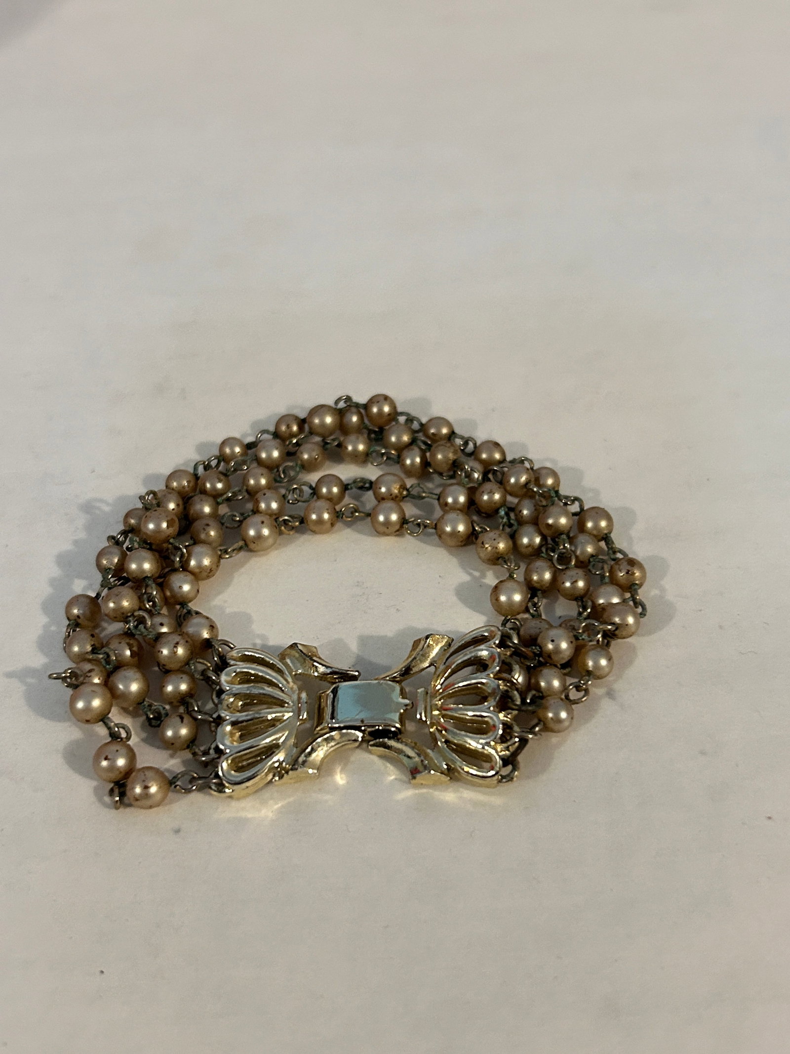 Vintage old Lisner beaded pearl Bracelet sz 7": Vintage old Lisner beaded pearl Bracelet sz 7" Please view all photos as they are part of the description and condition of this Item, Feel free to contact me with questions or picture requests! Used I