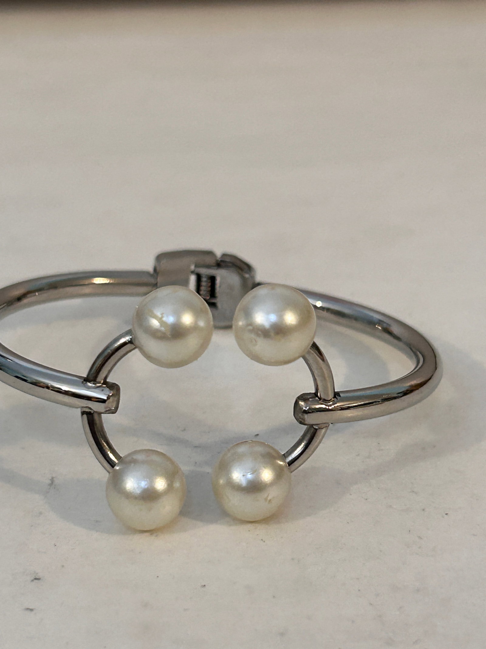 Vintage hinged pearl bead Bracelet sz 8": Vintage hinged pearl bead Bracelet sz 8" Please view all photos as they are part of the description and condition of this Item, Feel free to contact me with questions or picture requests! Used Item AS