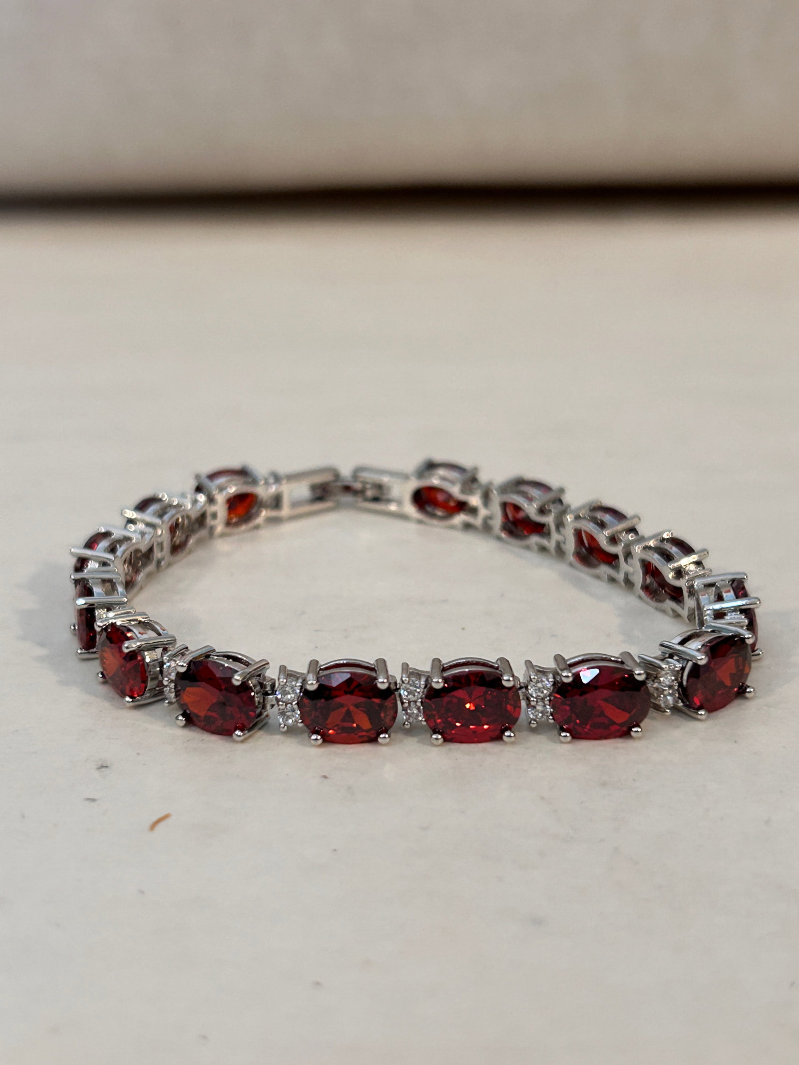 Vintage red rhinestone flex Bracelet sz 7": Vintage red rhinestone flex Bracelet sz 7" Please view all photos as they are part of the description and condition of this Item, Feel free to contact me with questions or picture requests! Used Item 