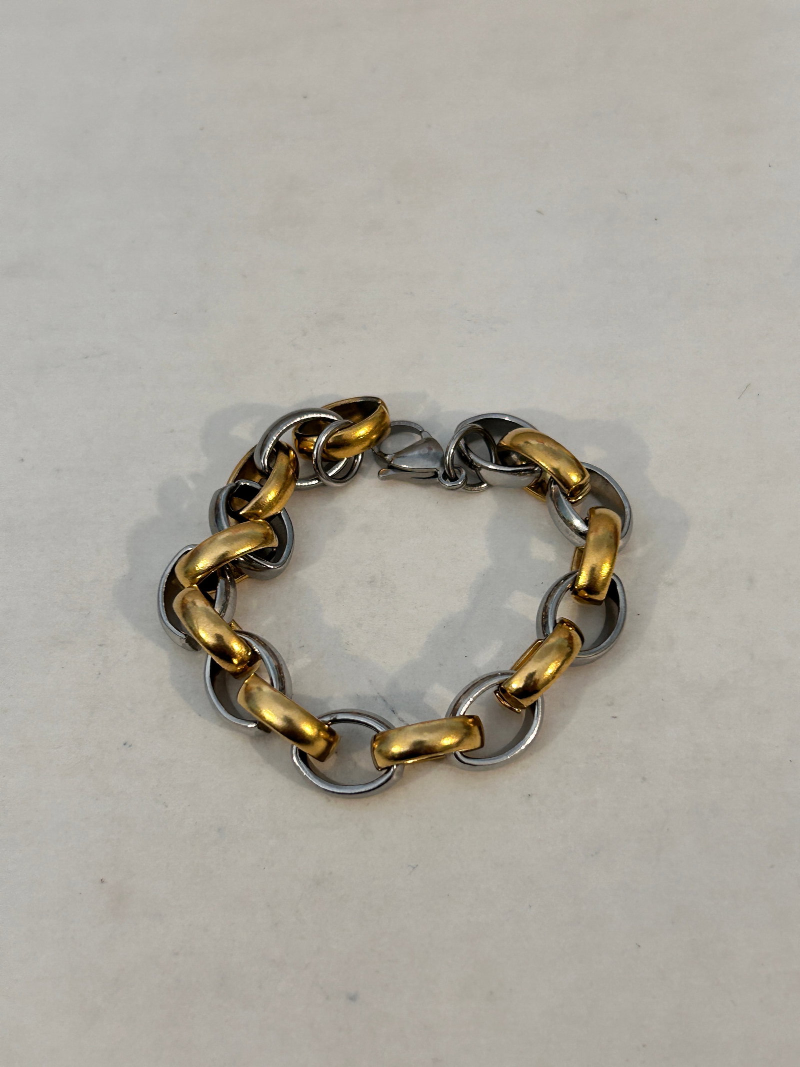 Vintage chain link Bracelet sz 6": Vintage chain link Bracelet sz 6" Please view all photos as they are part of the description and condition of this Item, Feel free to contact me with questions or picture requests! Used Item AS IS